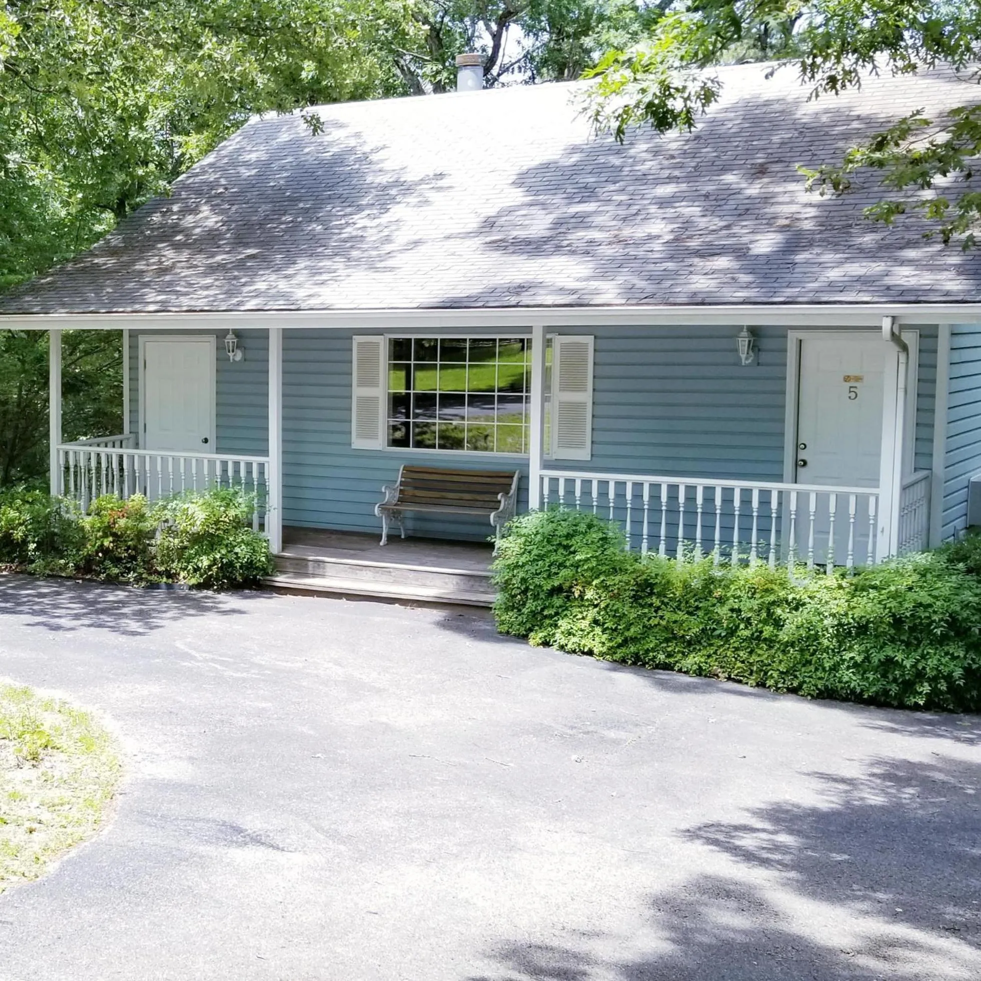 Property building in Evening Shade Inn