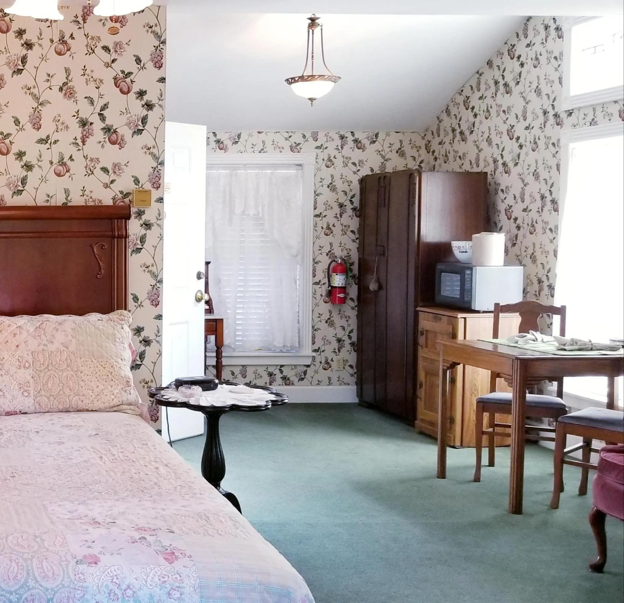 Bed in Evening Shade Inn