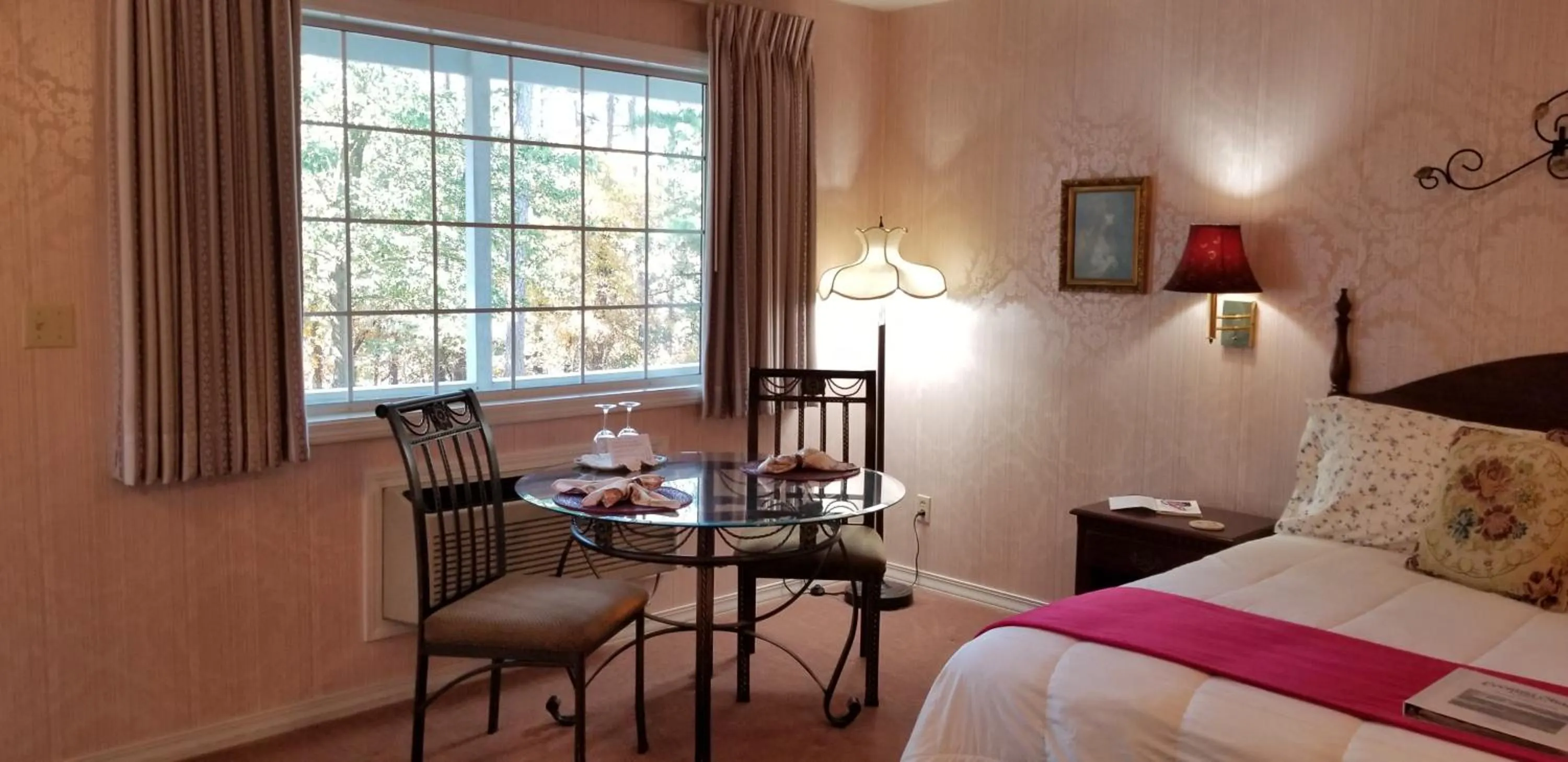 Bed in Evening Shade Inn