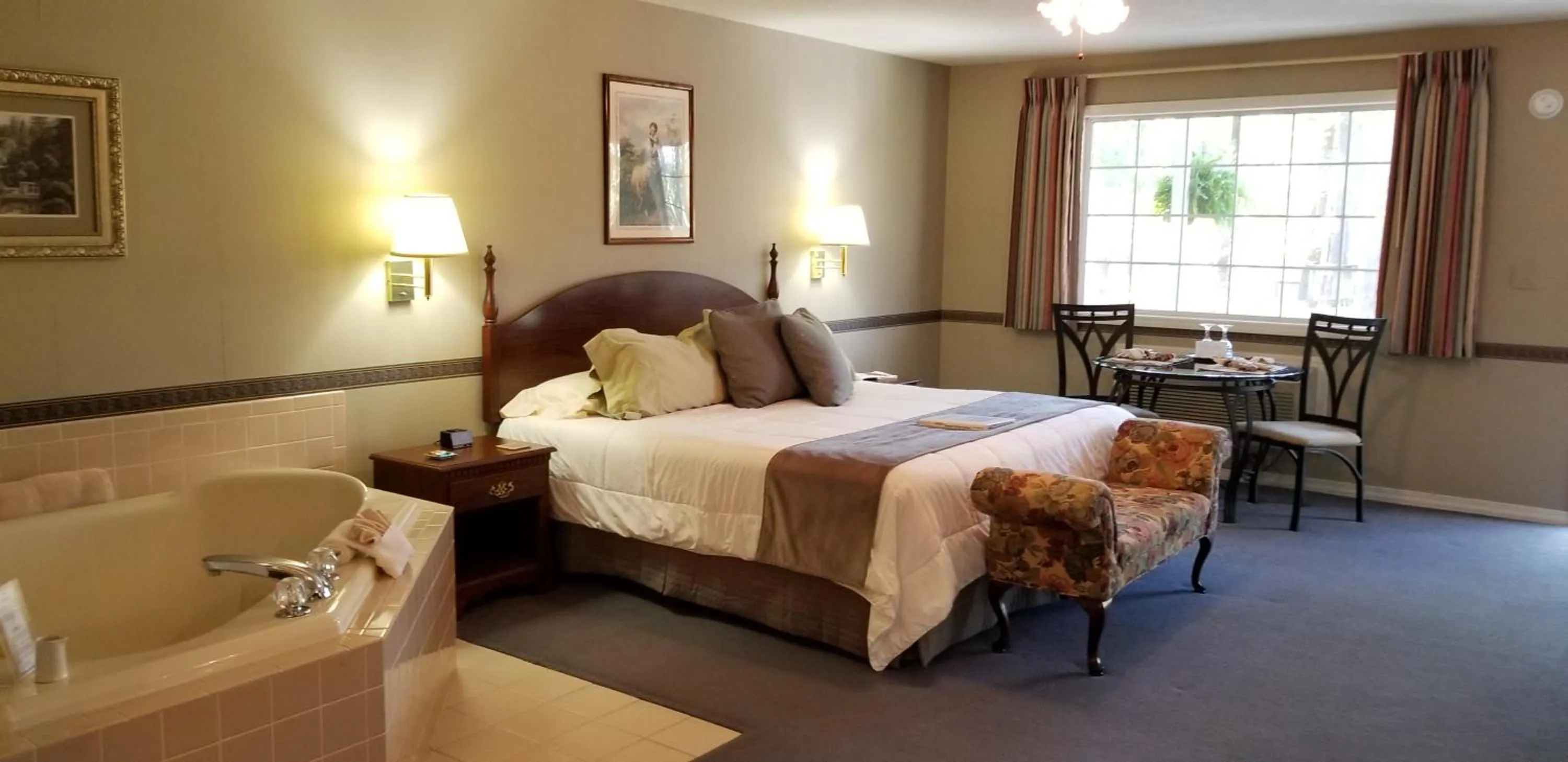 Bed in Evening Shade Inn