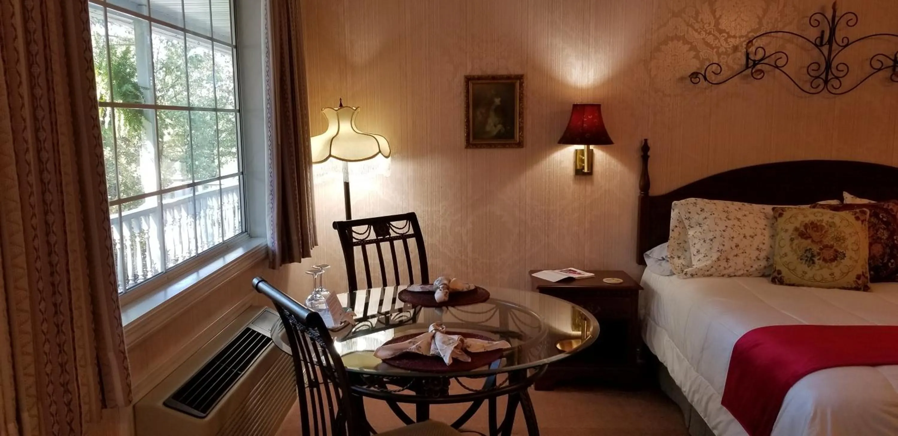 Bed in Evening Shade Inn