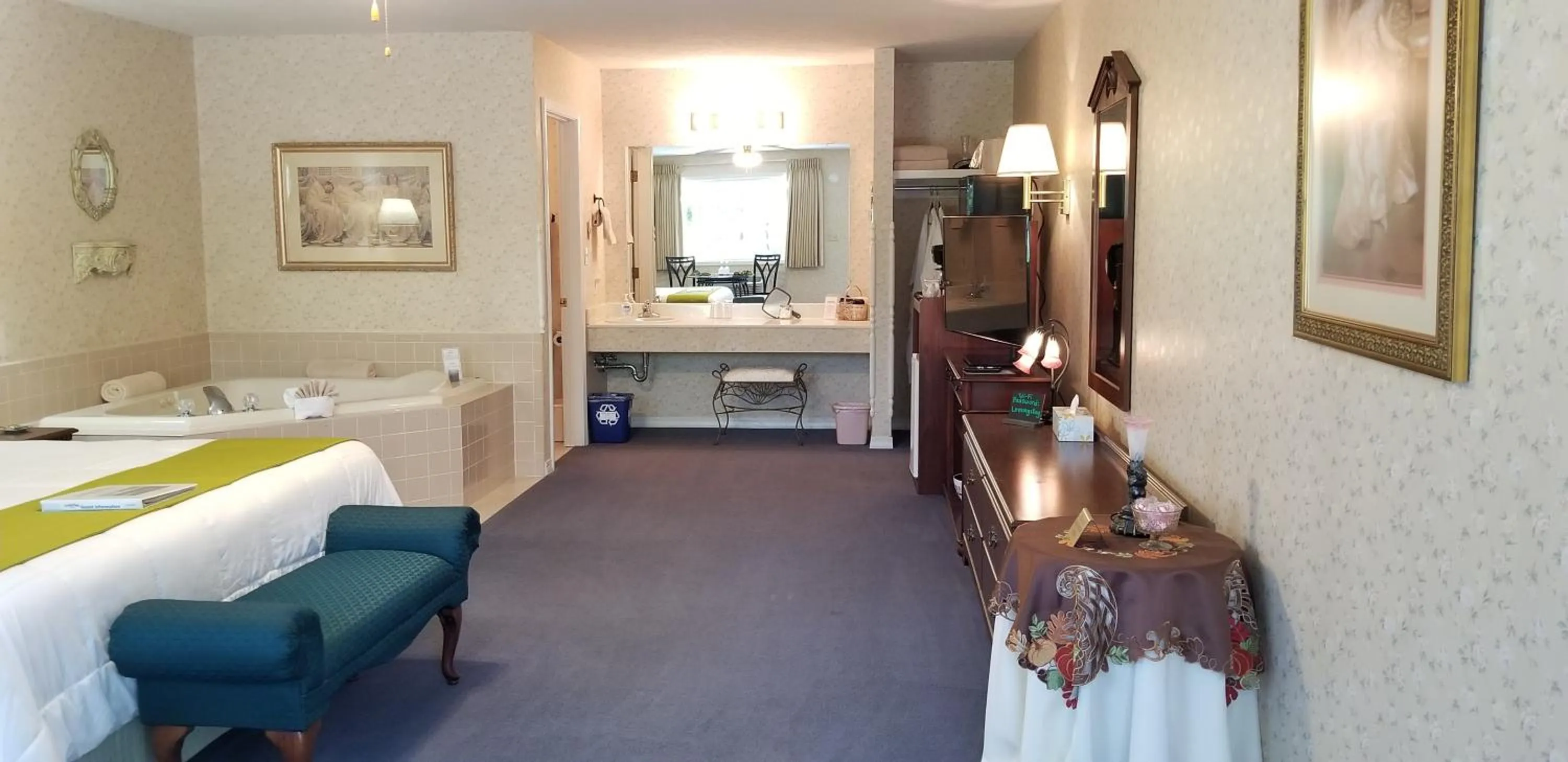 Bed in Evening Shade Inn