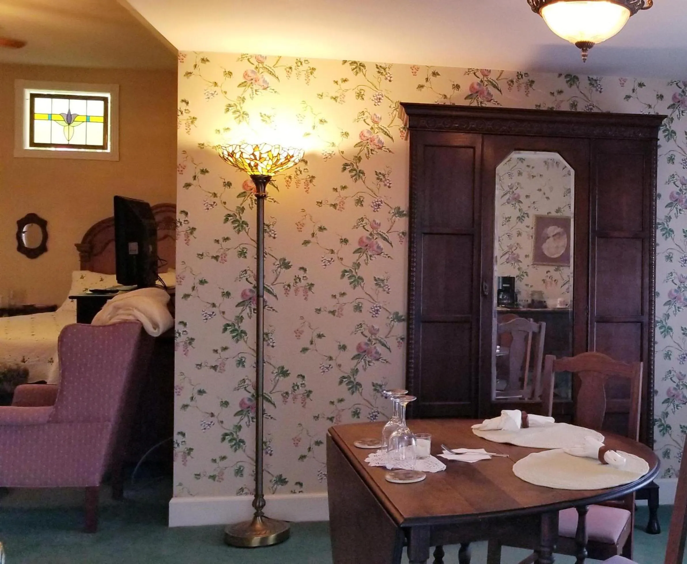 Bed in Evening Shade Inn