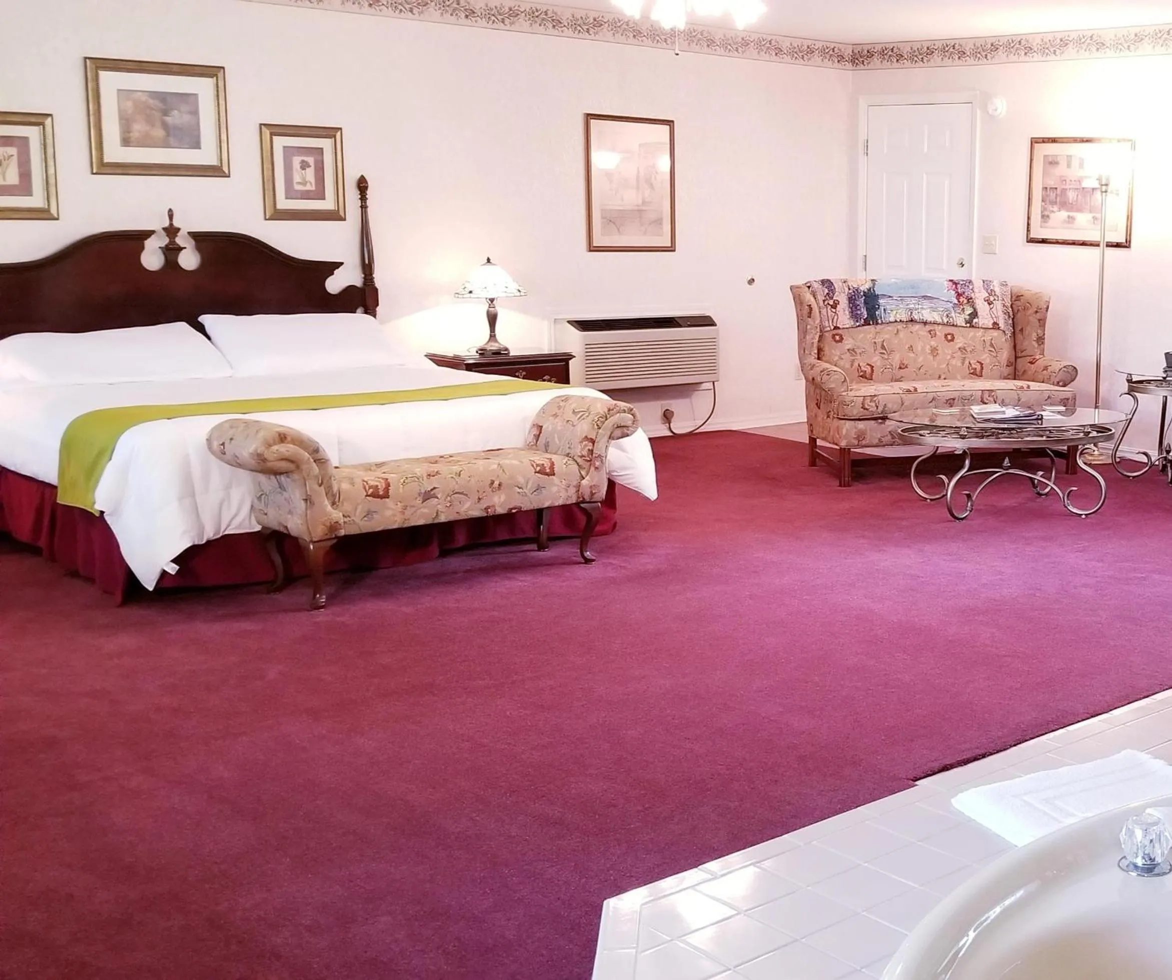 Bed in Evening Shade Inn