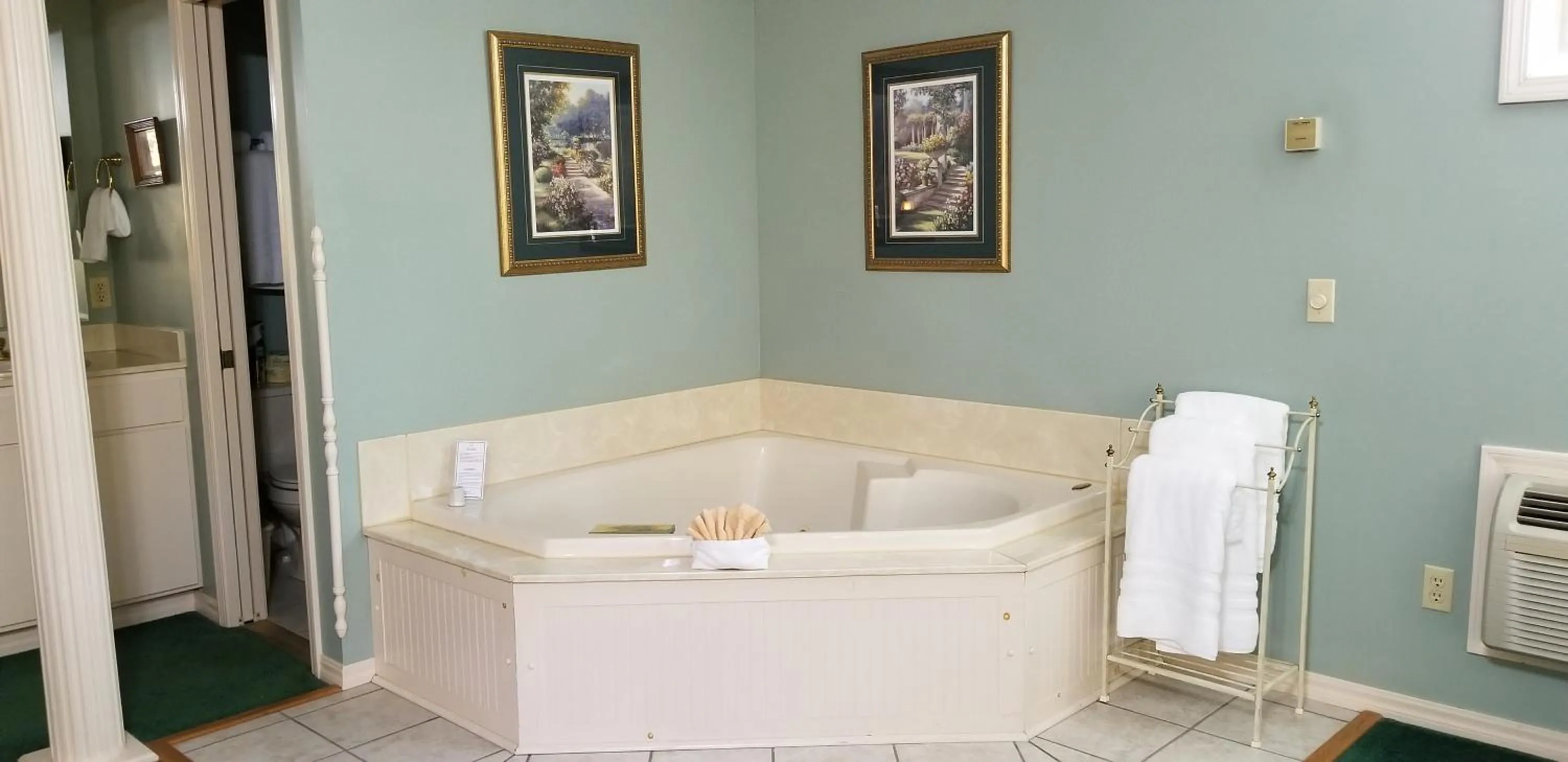 Hot Tub in Evening Shade Inn