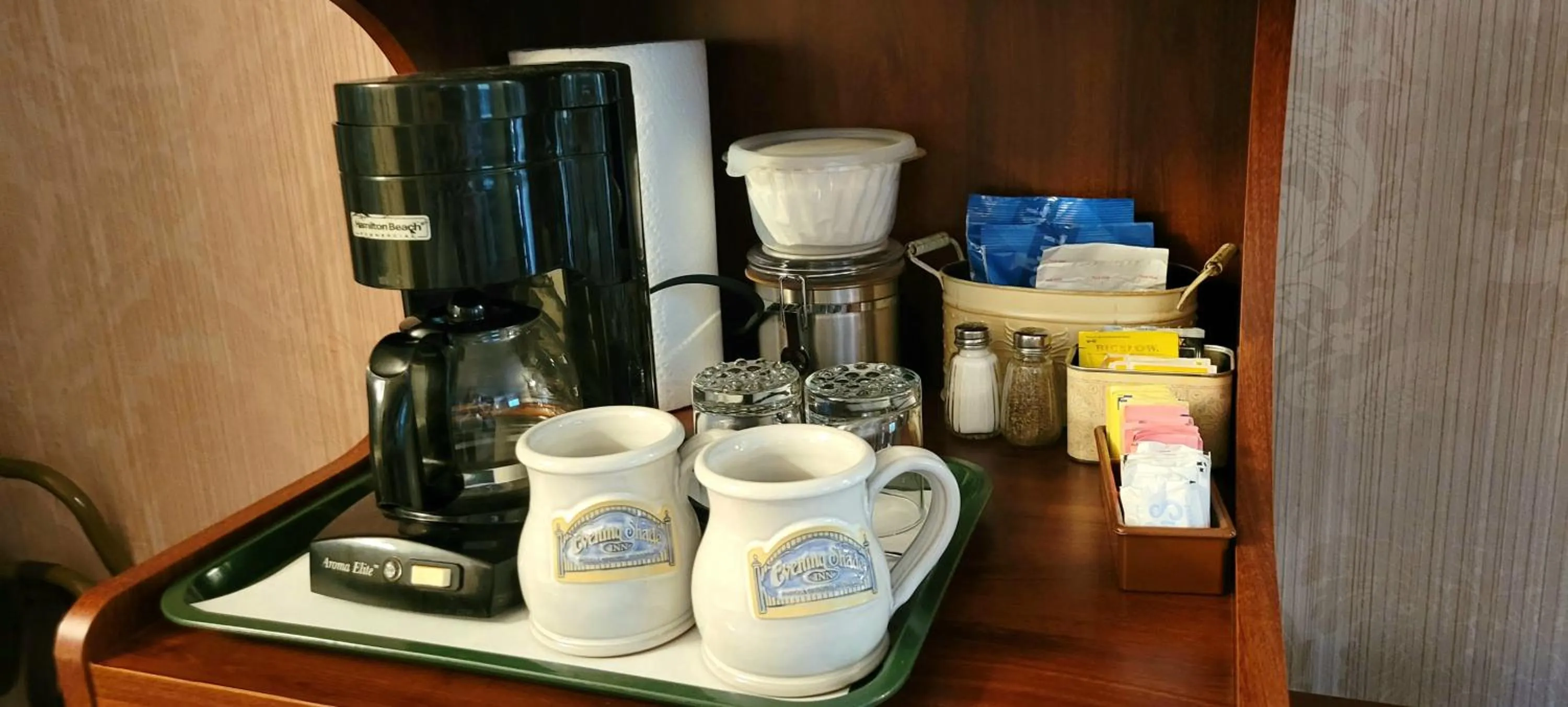 Coffee/tea facilities in Evening Shade Inn