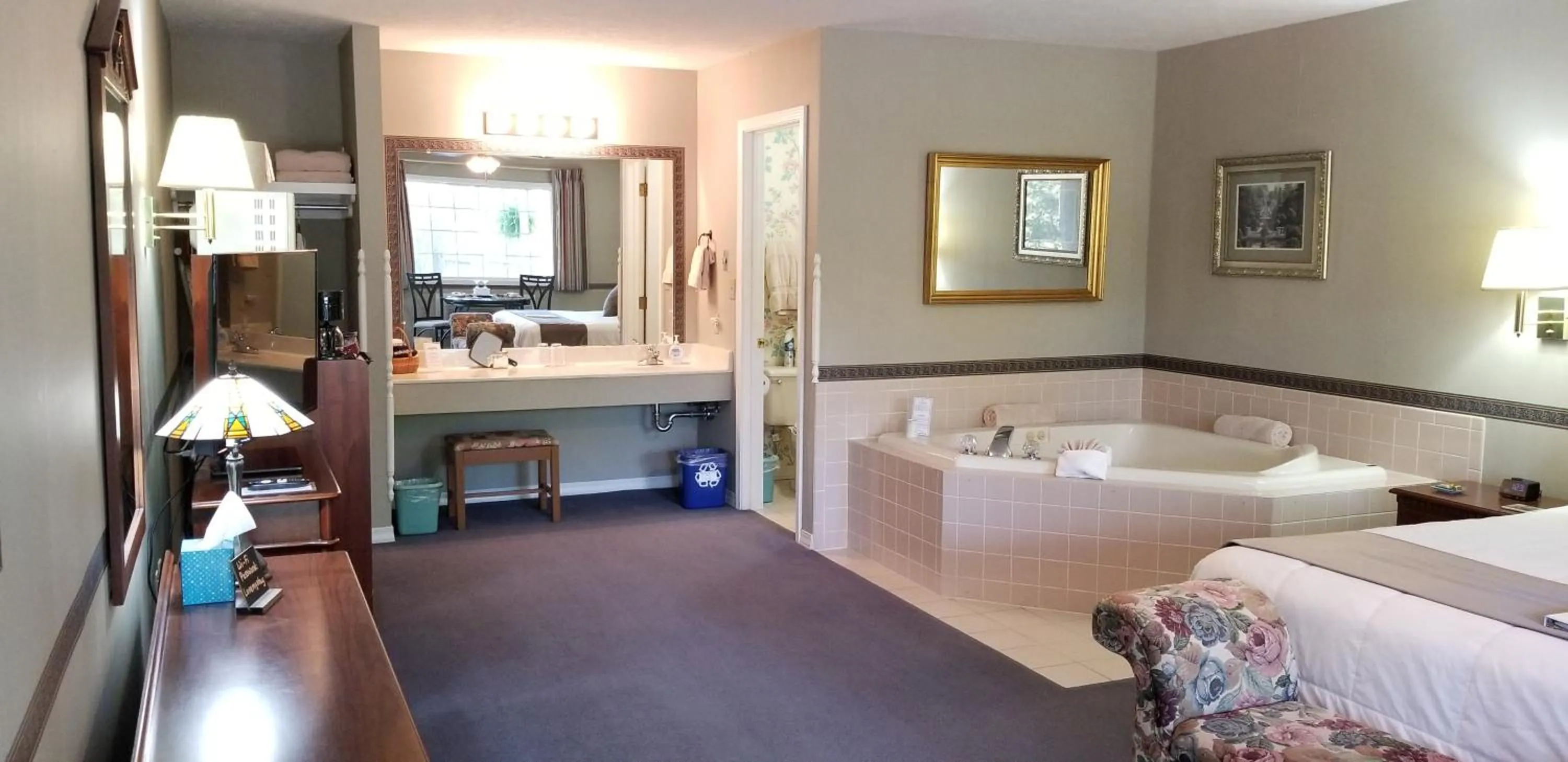 Bed in Evening Shade Inn