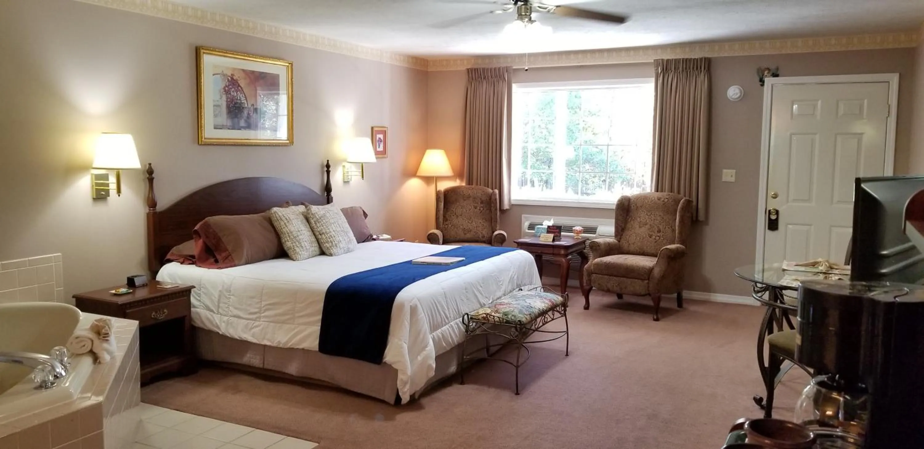 Bed in Evening Shade Inn