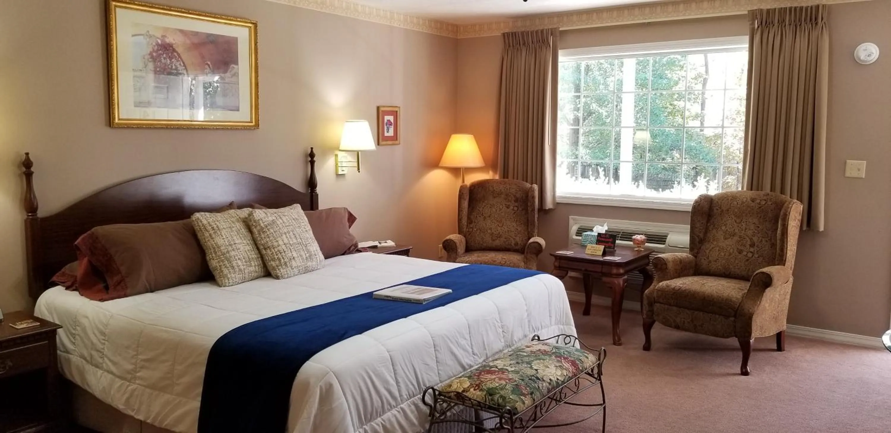 Bed in Evening Shade Inn