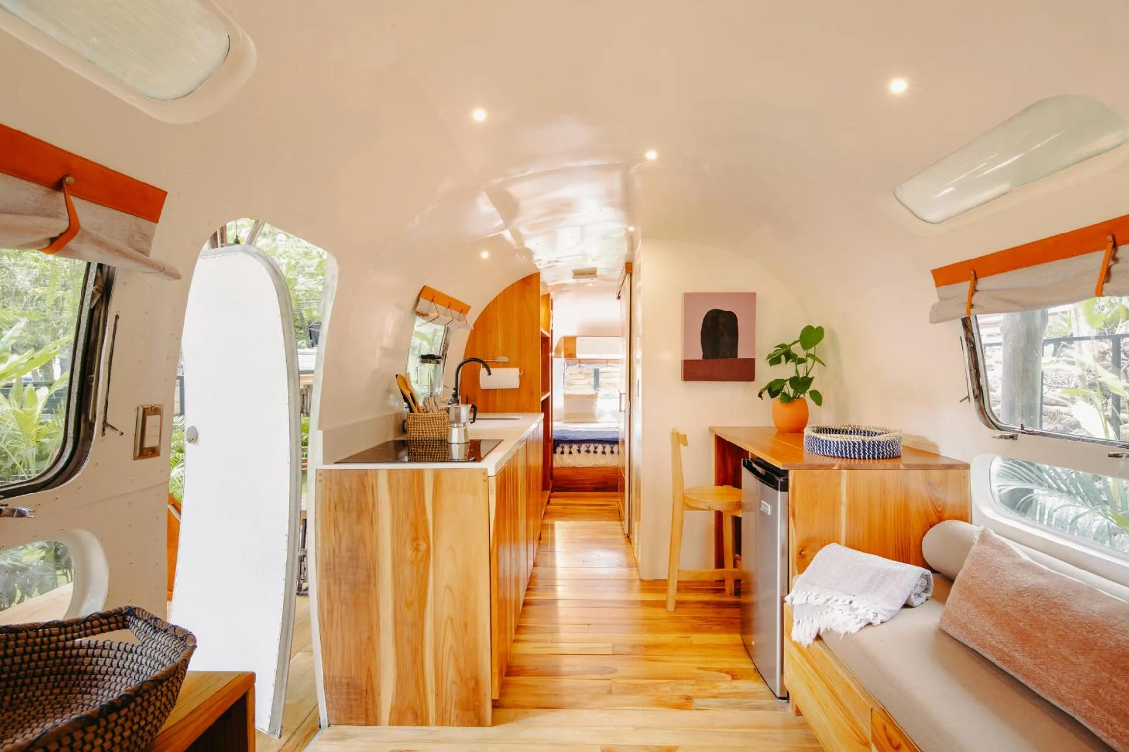 Photo of the whole room in Somos