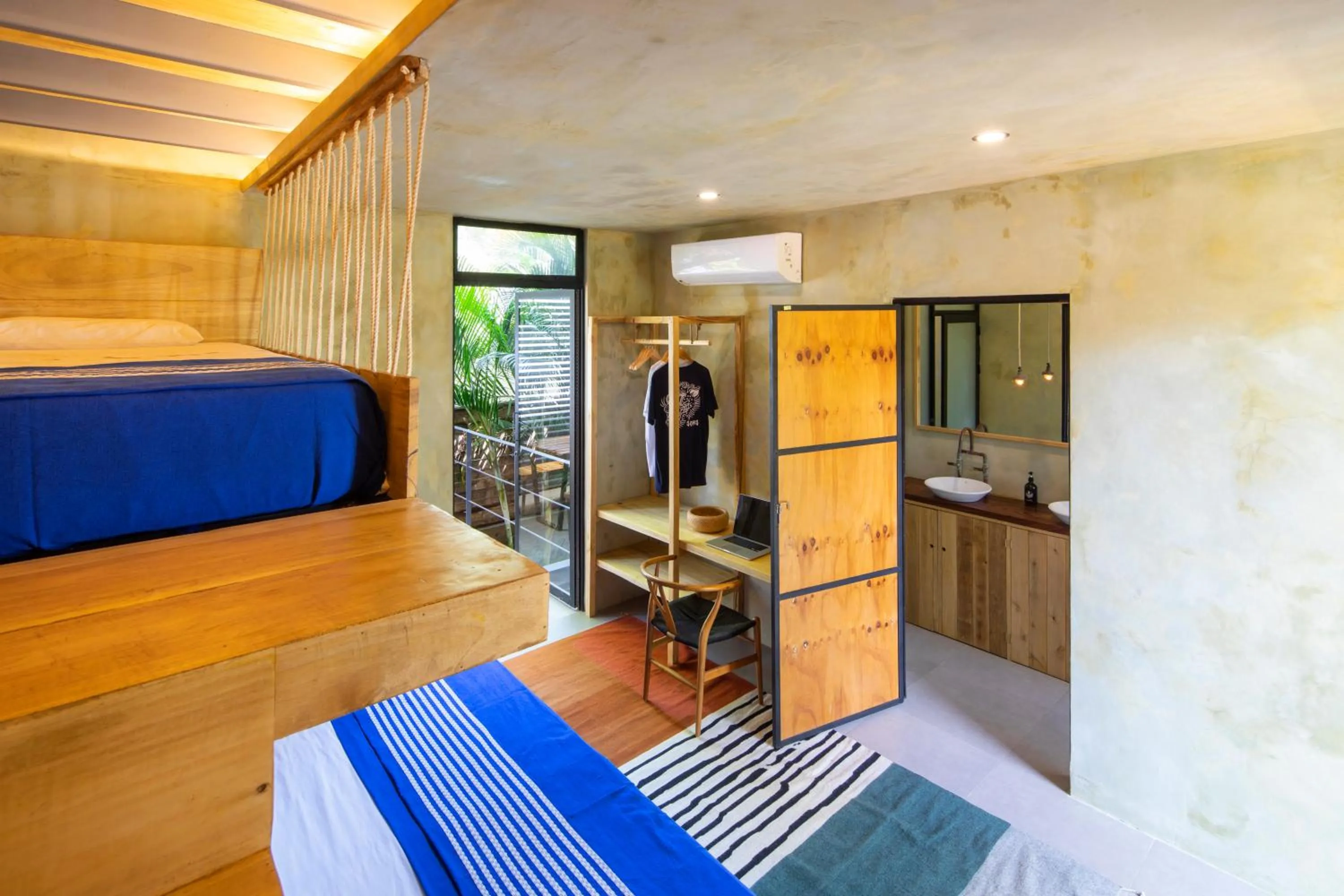 Photo of the whole room in Somos