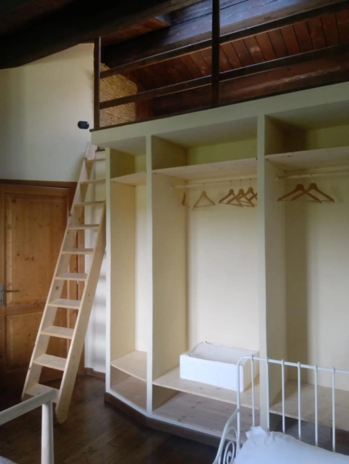 wardrobe, Bed in Casa LEPRICE