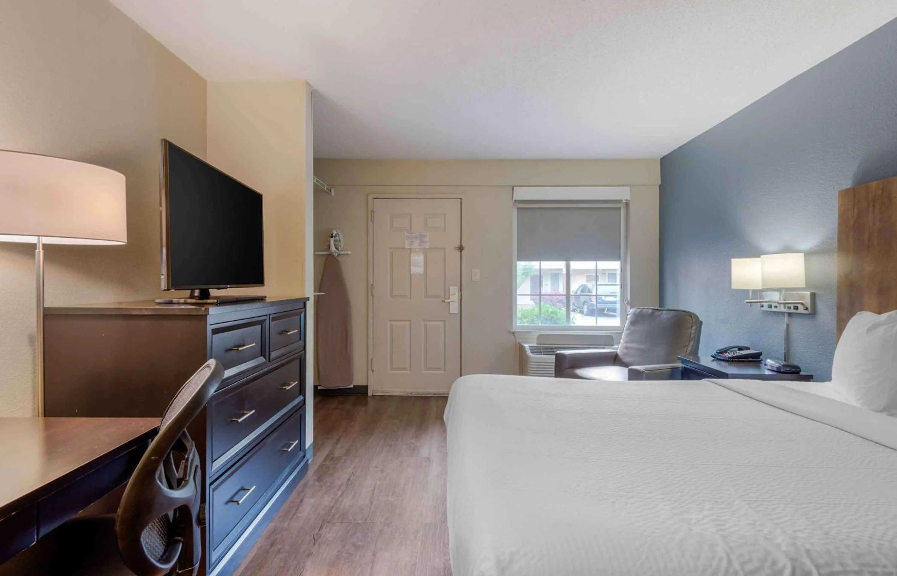 Bedroom, TV/Entertainment Center in Extended Stay America Select Suites - Charlotte - Airport