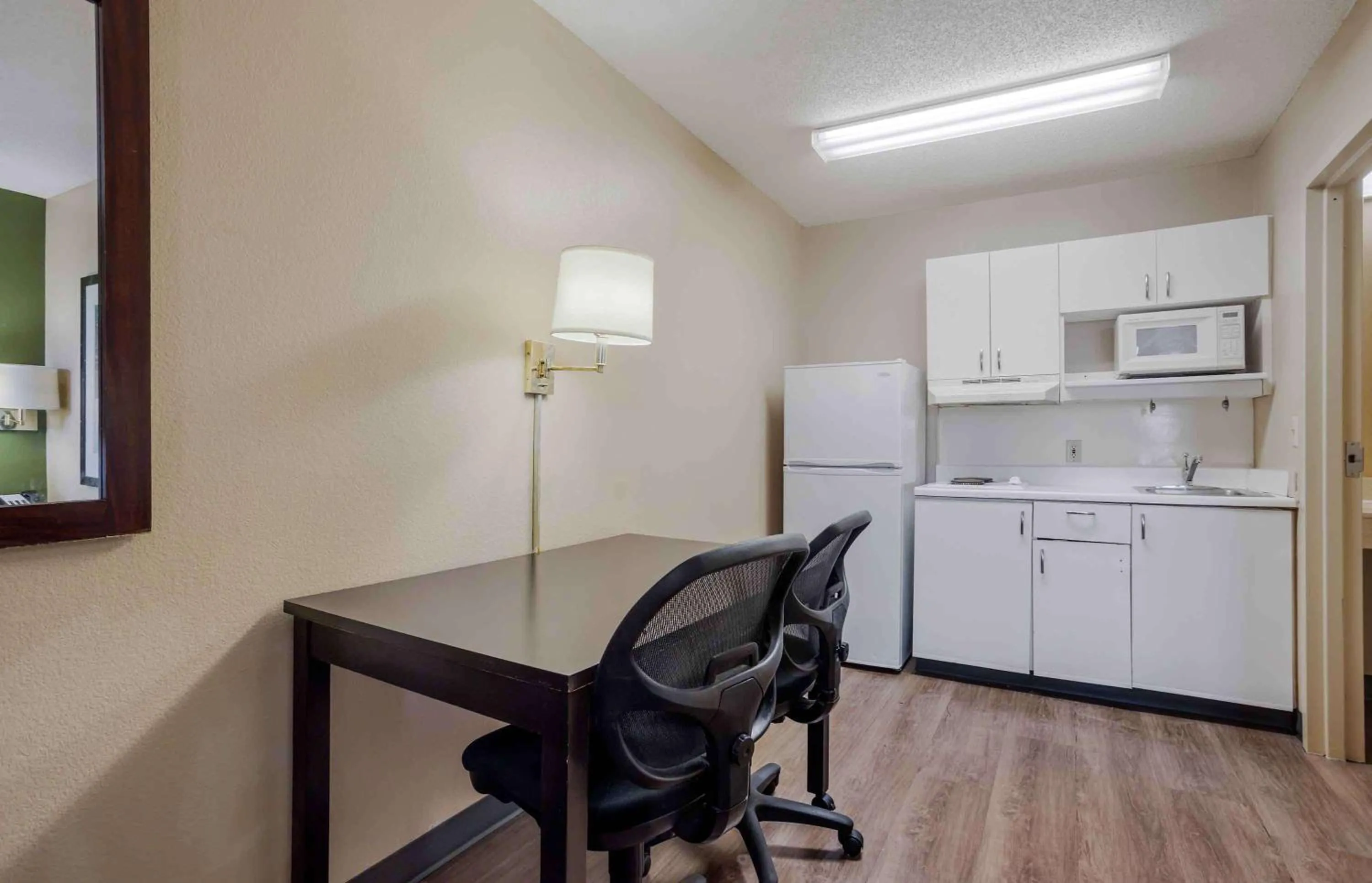 Bedroom, Kitchen/Kitchenette in Extended Stay America Select Suites - Charlotte - Airport