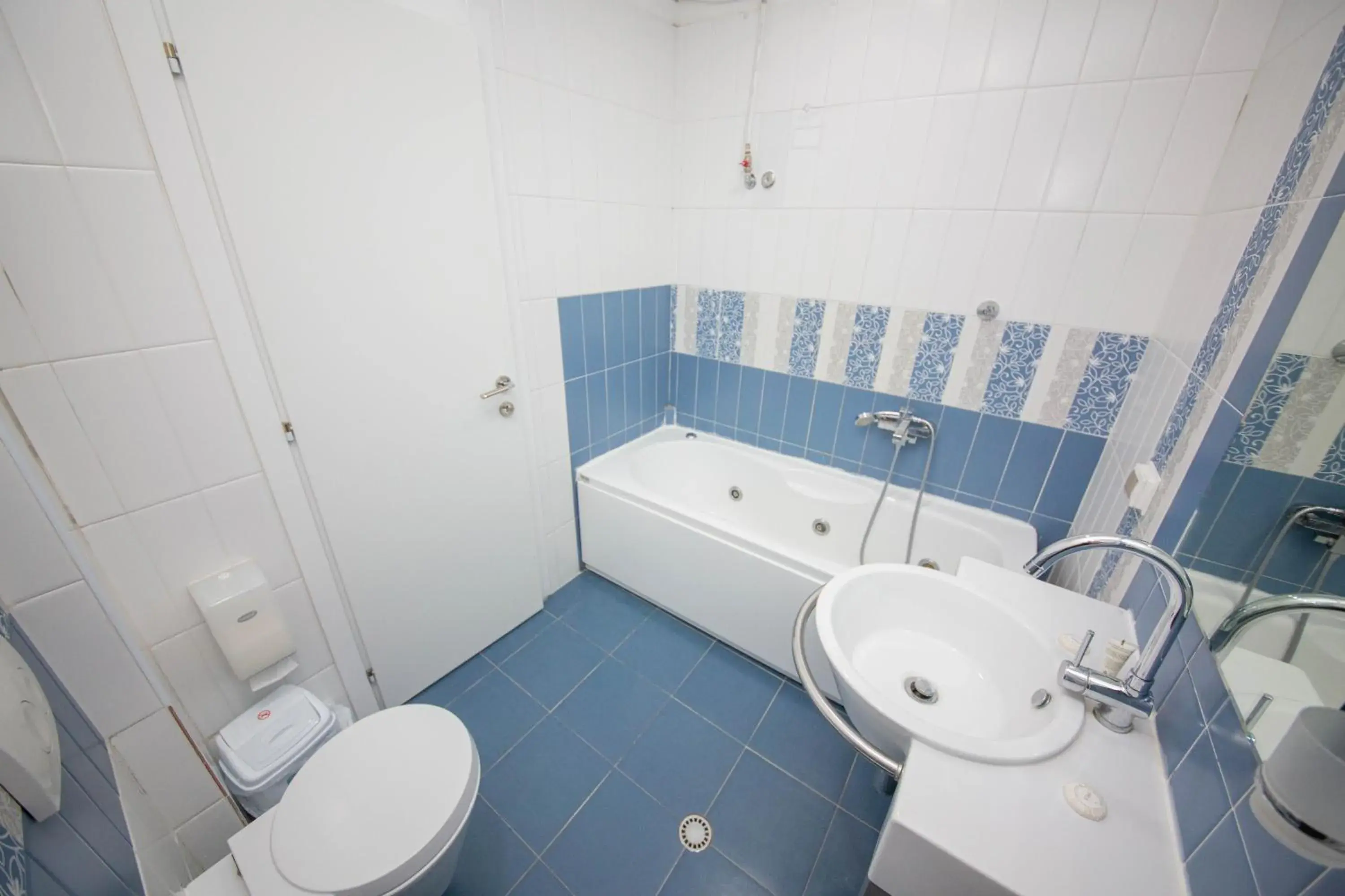 Double or Twin Room with Extra Bed in Hotel Miki Double or Twin Room with Extra Bed in Hotel Miki