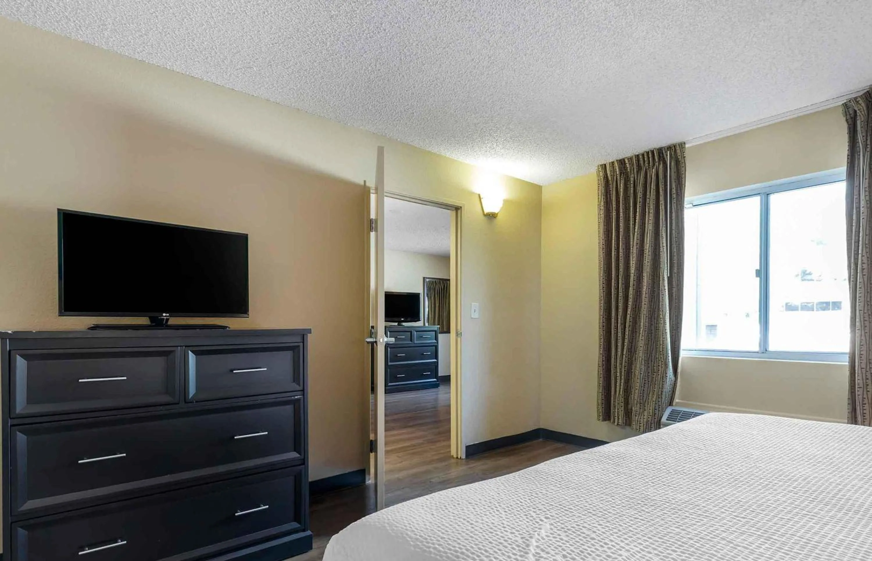 Bedroom, Bed in Extended Stay America Select Suites - Dallas - Richardson