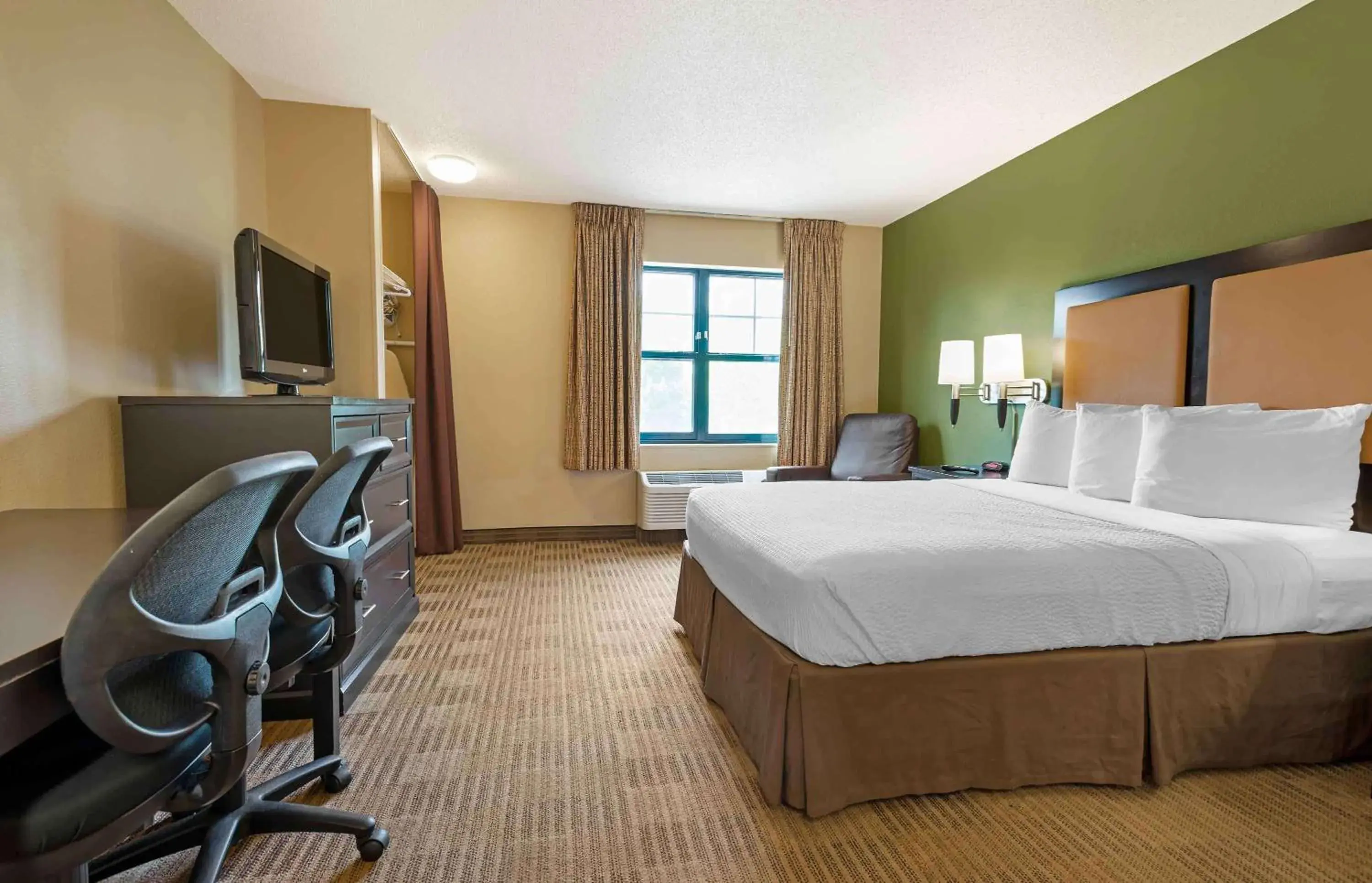 Bedroom, Bed in Extended Stay America Suites - Secaucus - Meadowlands Bedroom, Bed in Extended Stay America Suites - Secaucus - Meadowlands