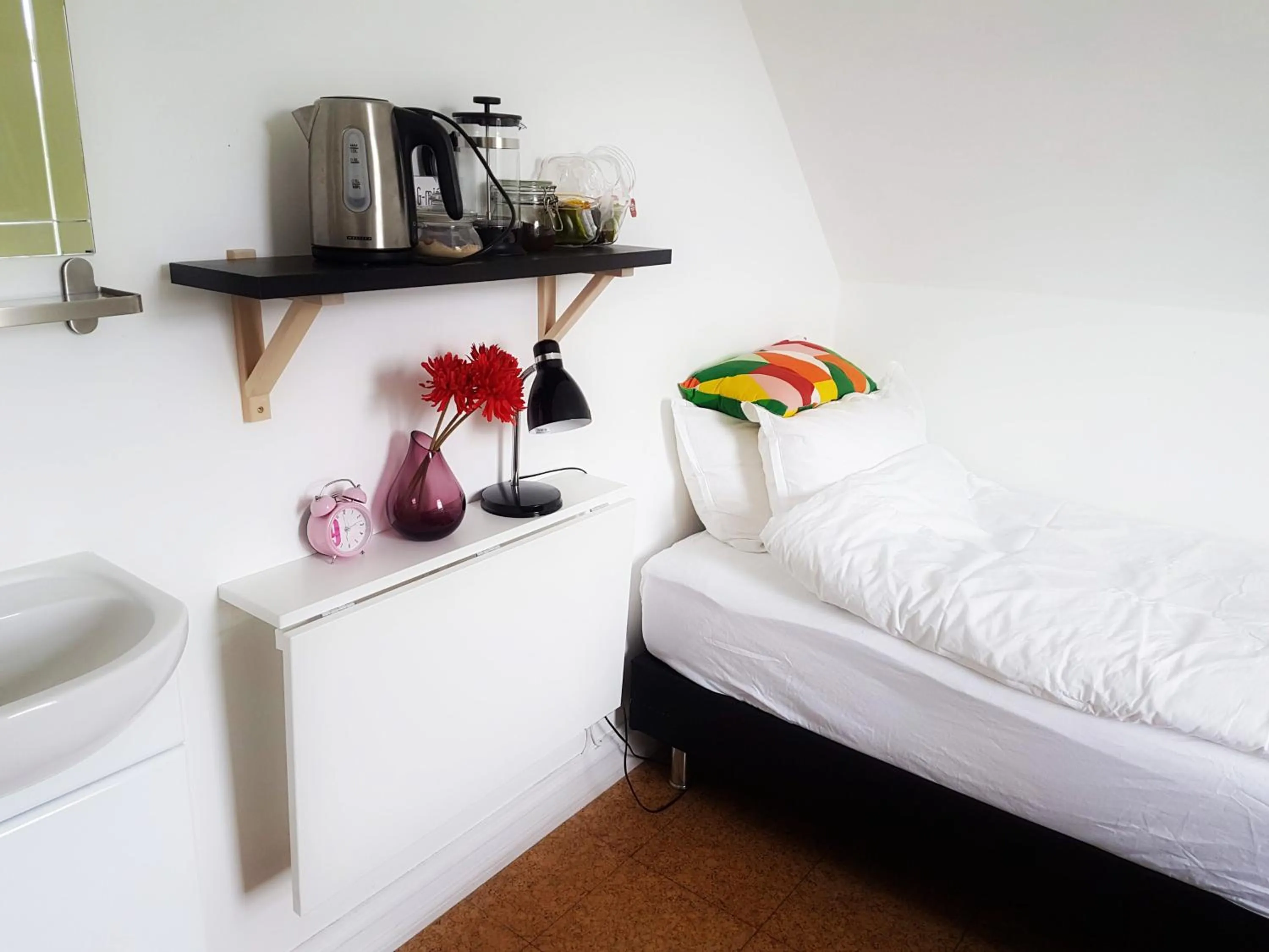 Coffee/tea facilities, Bed in Refurinn Reykjavik Guesthouse