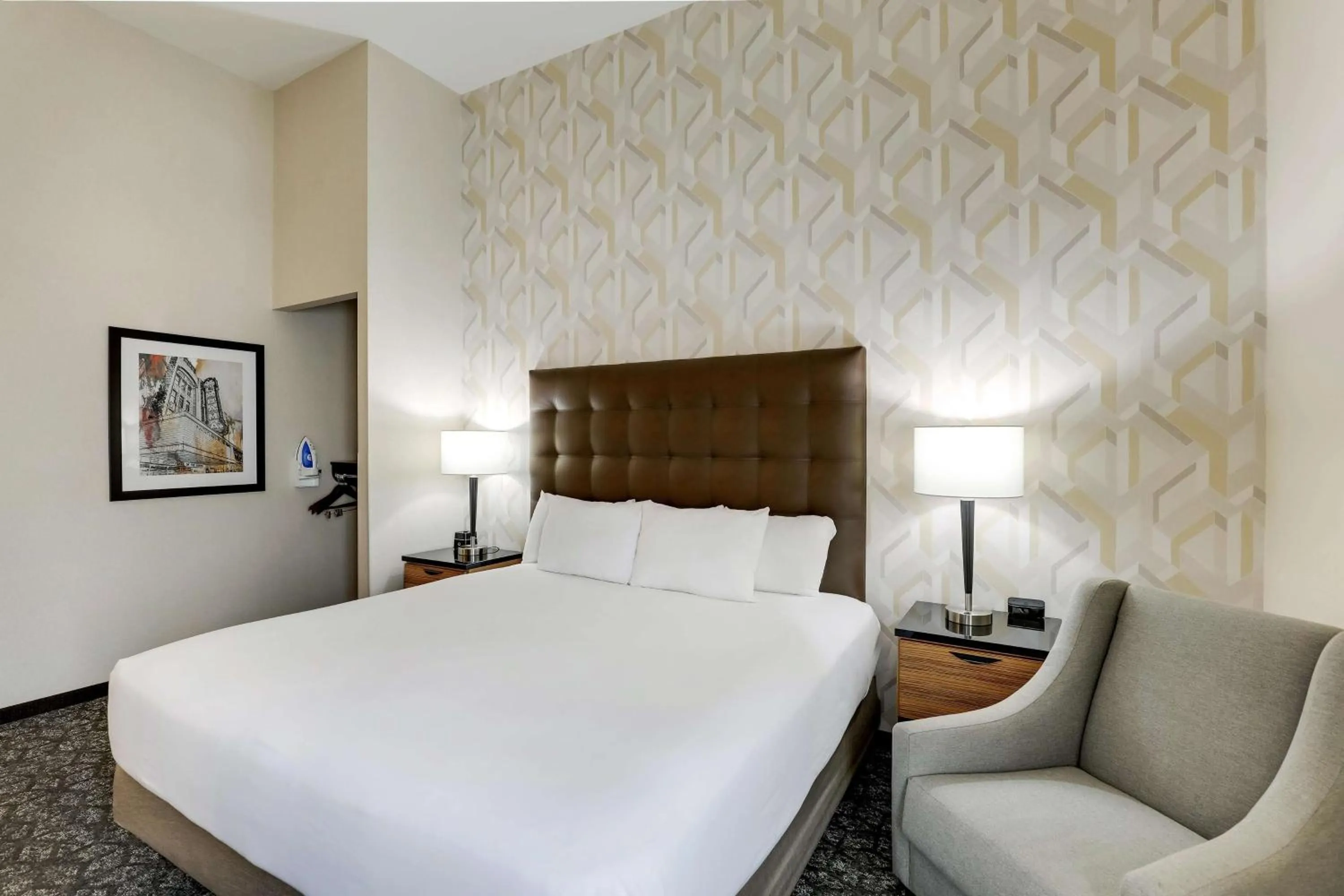 Bedroom, Bed in Drury Inn & Suites Birmingham Lakeshore Drive