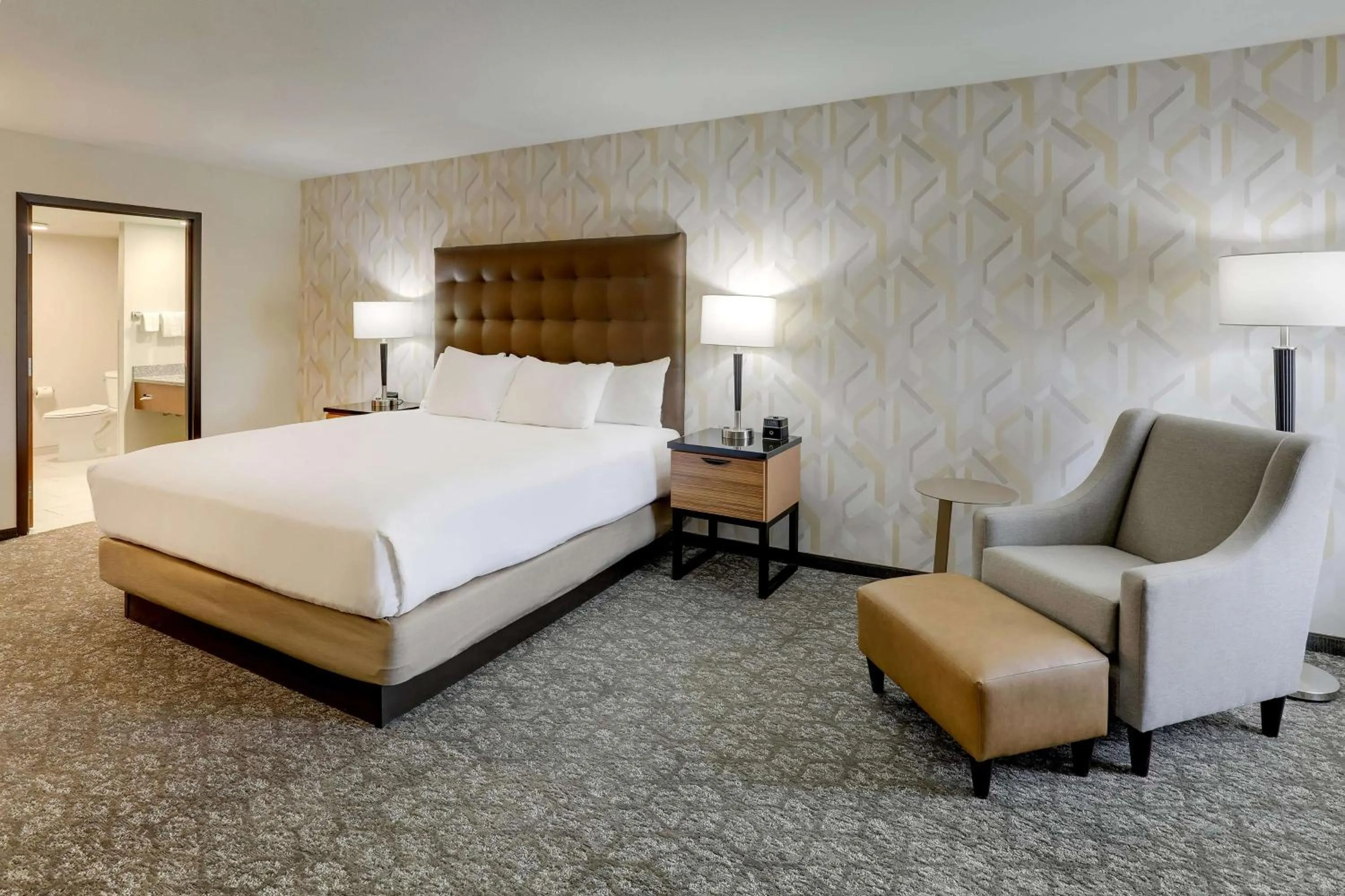 Bedroom, Bed in Drury Inn & Suites Birmingham Lakeshore Drive