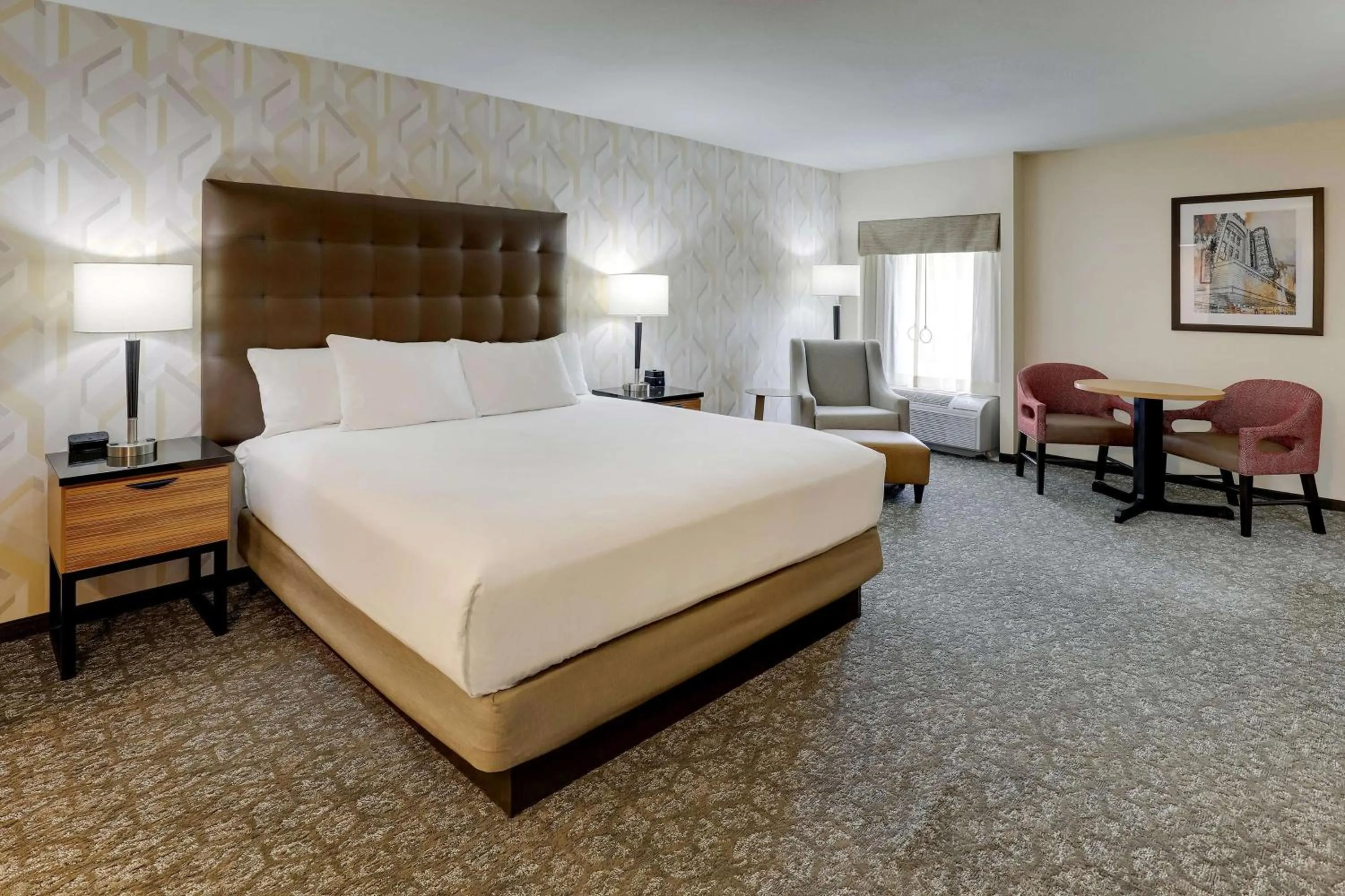 Bedroom, Bed in Drury Inn & Suites Birmingham Lakeshore Drive