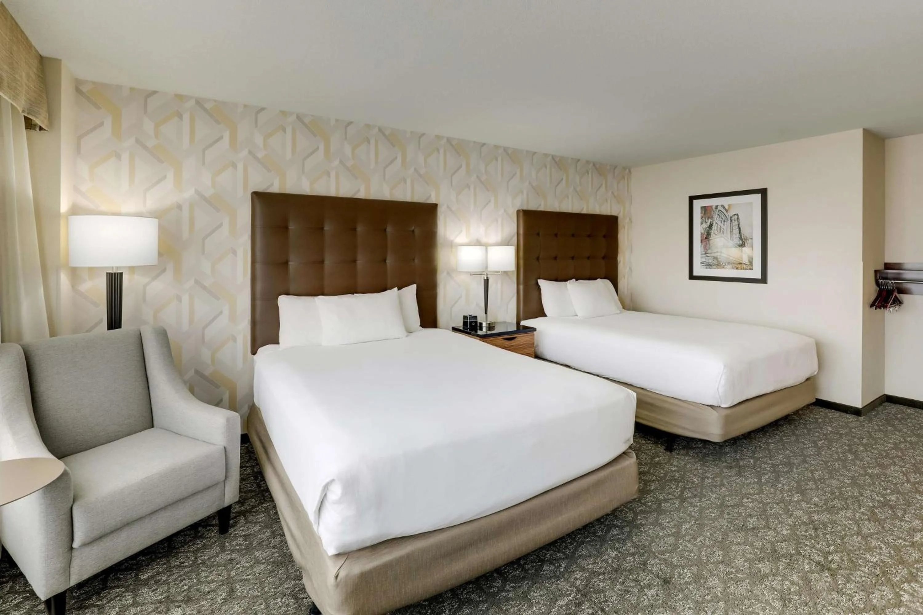 Bedroom, Bed in Drury Inn & Suites Birmingham Lakeshore Drive