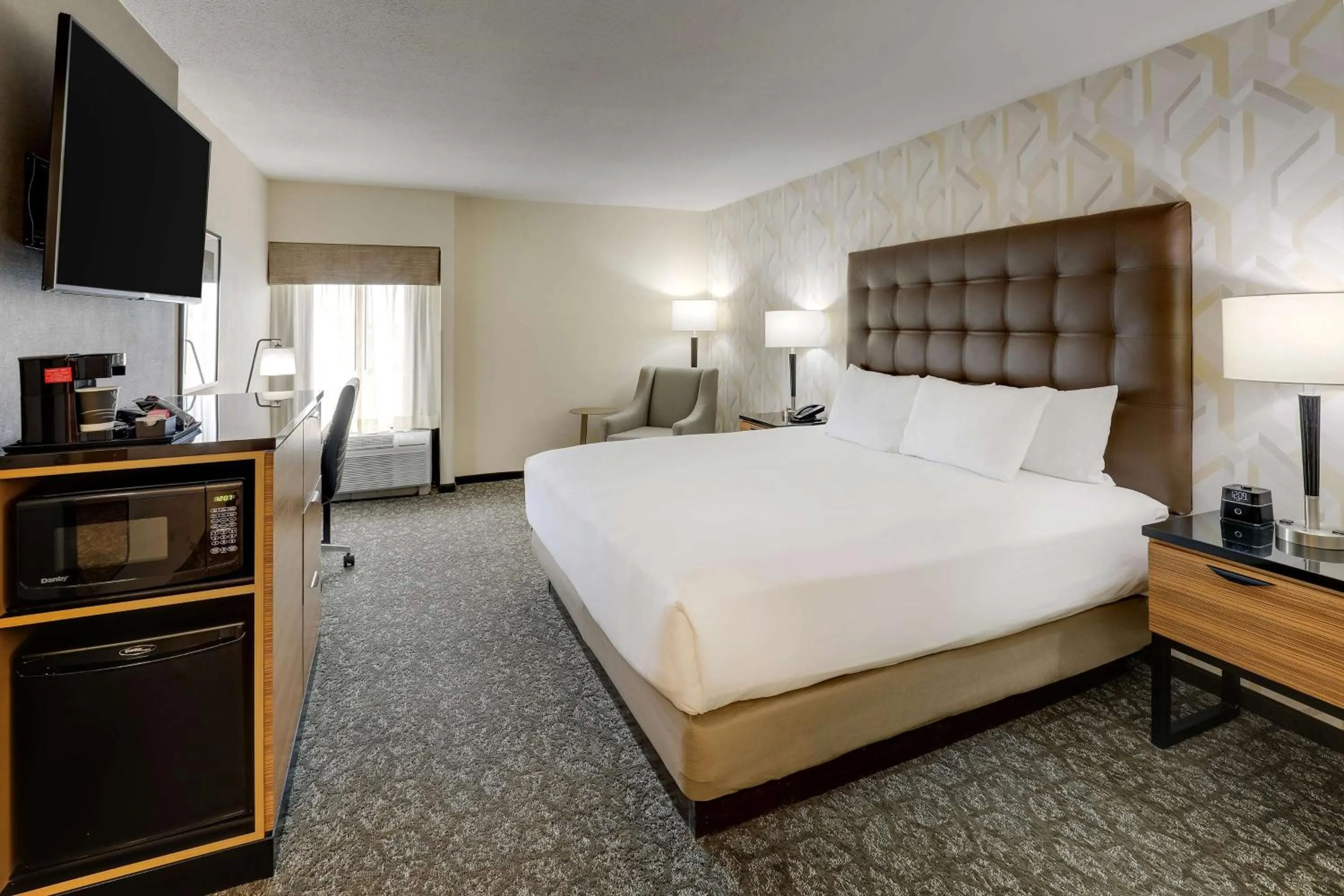 Bedroom, Bed in Drury Inn & Suites Birmingham Lakeshore Drive