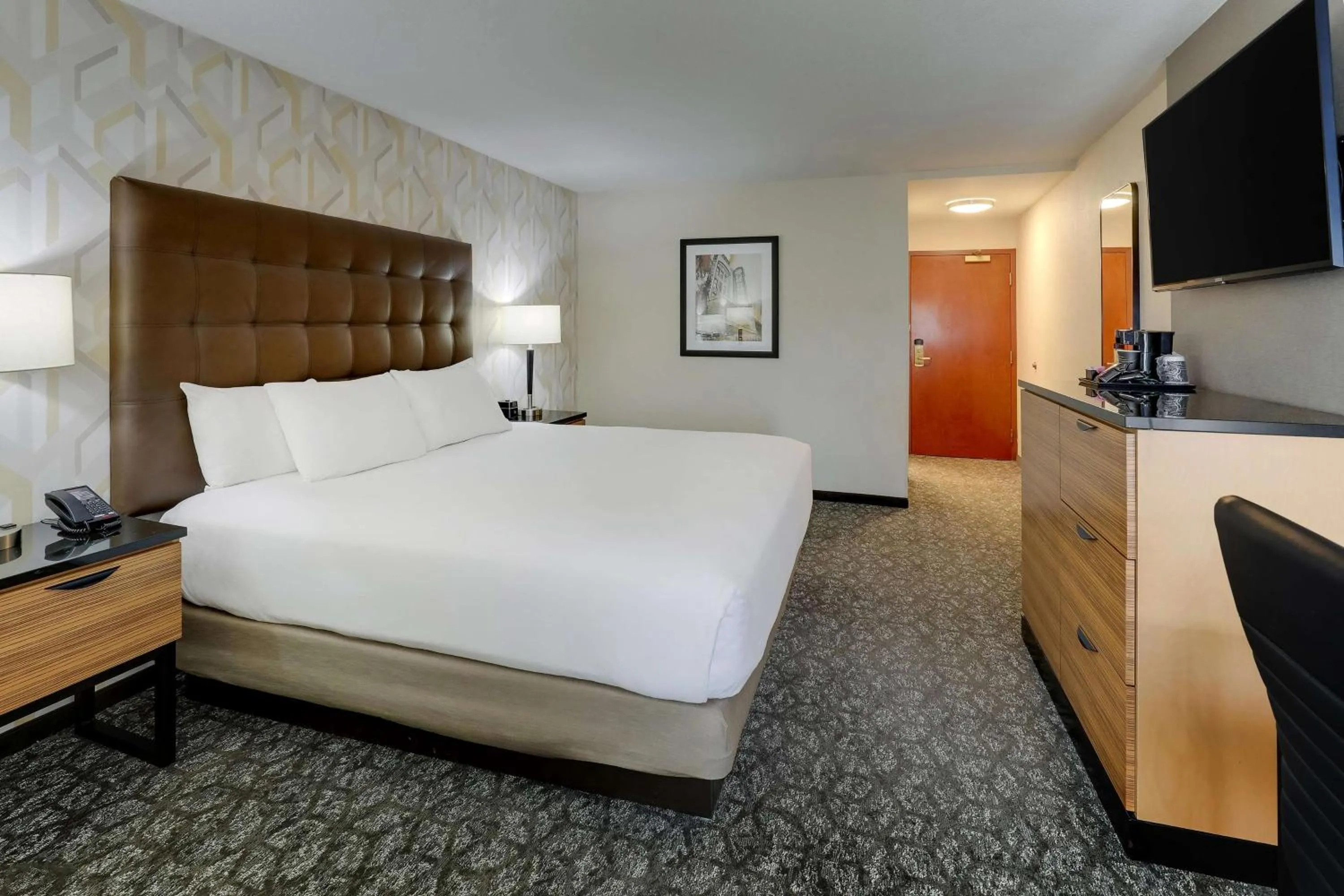 Bedroom, Bed in Drury Inn & Suites Birmingham Lakeshore Drive