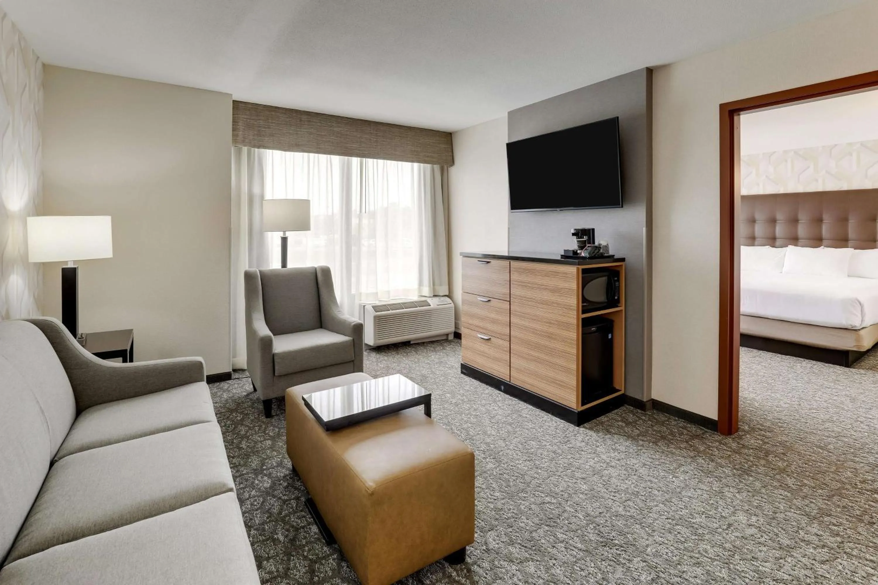 Bedroom, Bed in Drury Inn & Suites Birmingham Lakeshore Drive