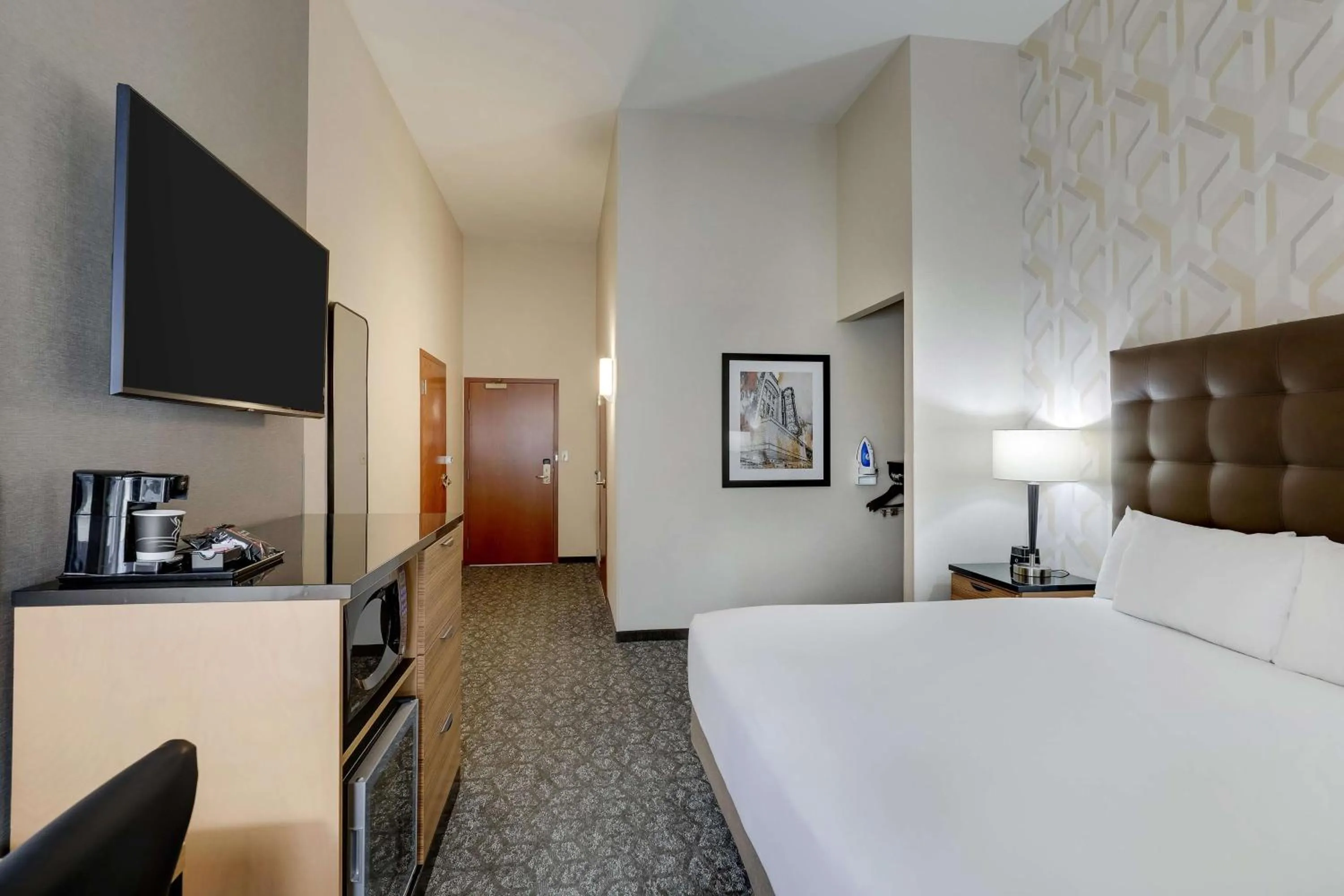 Bedroom, Bed in Drury Inn & Suites Birmingham Lakeshore Drive