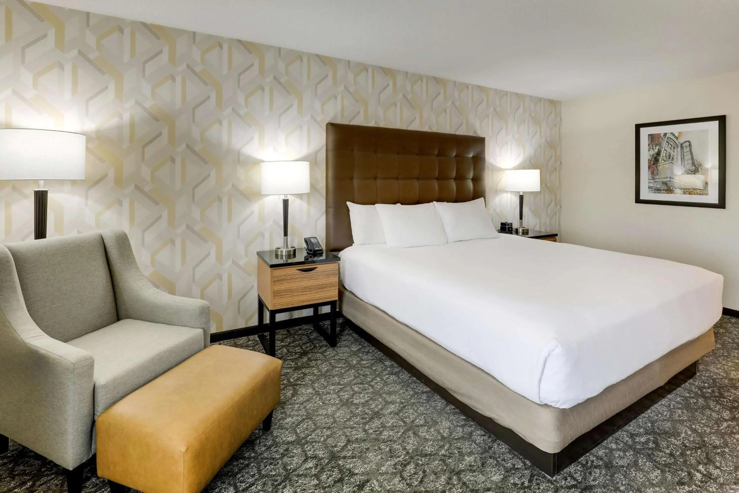Bedroom, Bed in Drury Inn & Suites Birmingham Lakeshore Drive