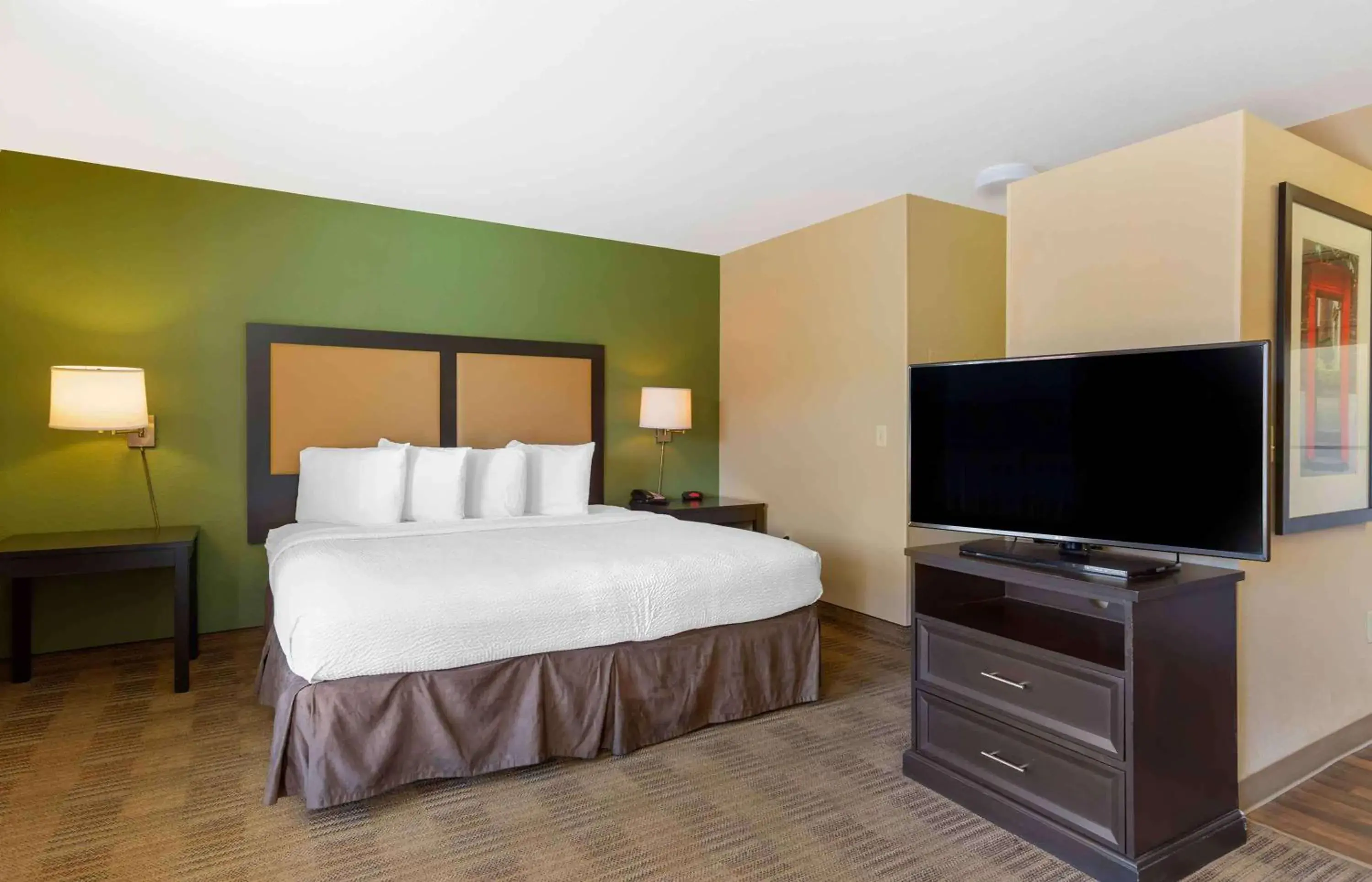 Deluxe Studio with One King Bed - Non-Smoking in Extended Stay America Select Suites - Phoenix - Airport - E Oak St Deluxe Studio with One King Bed - Non-Smoking in Extended Stay America Select Suites - Phoenix - Airport - E Oak St