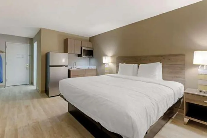 Bedroom, Bed in Suburban Studios Raleigh - Crabtree Valley