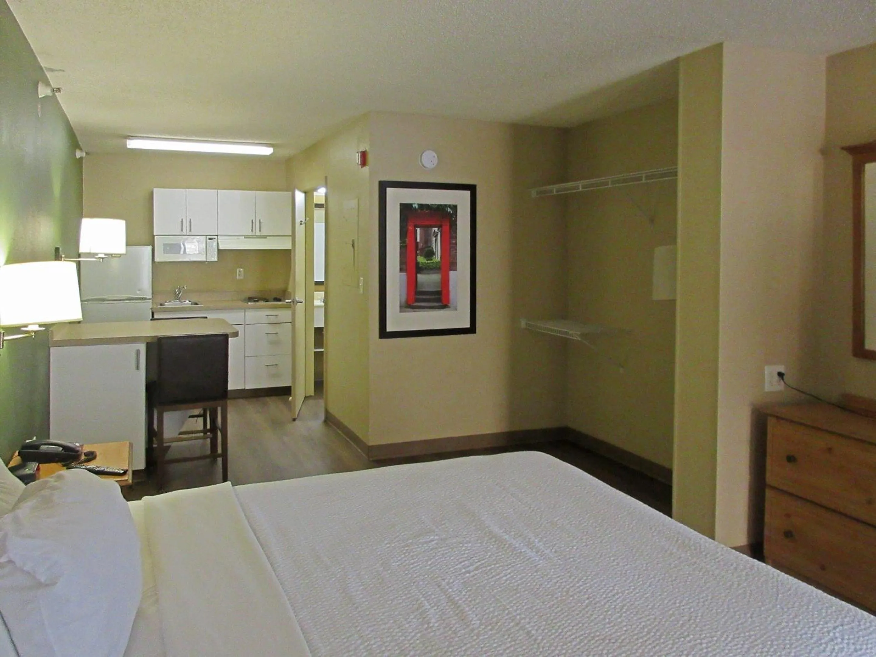 Bedroom, Bed in Suburban Studios Raleigh - Crabtree Valley