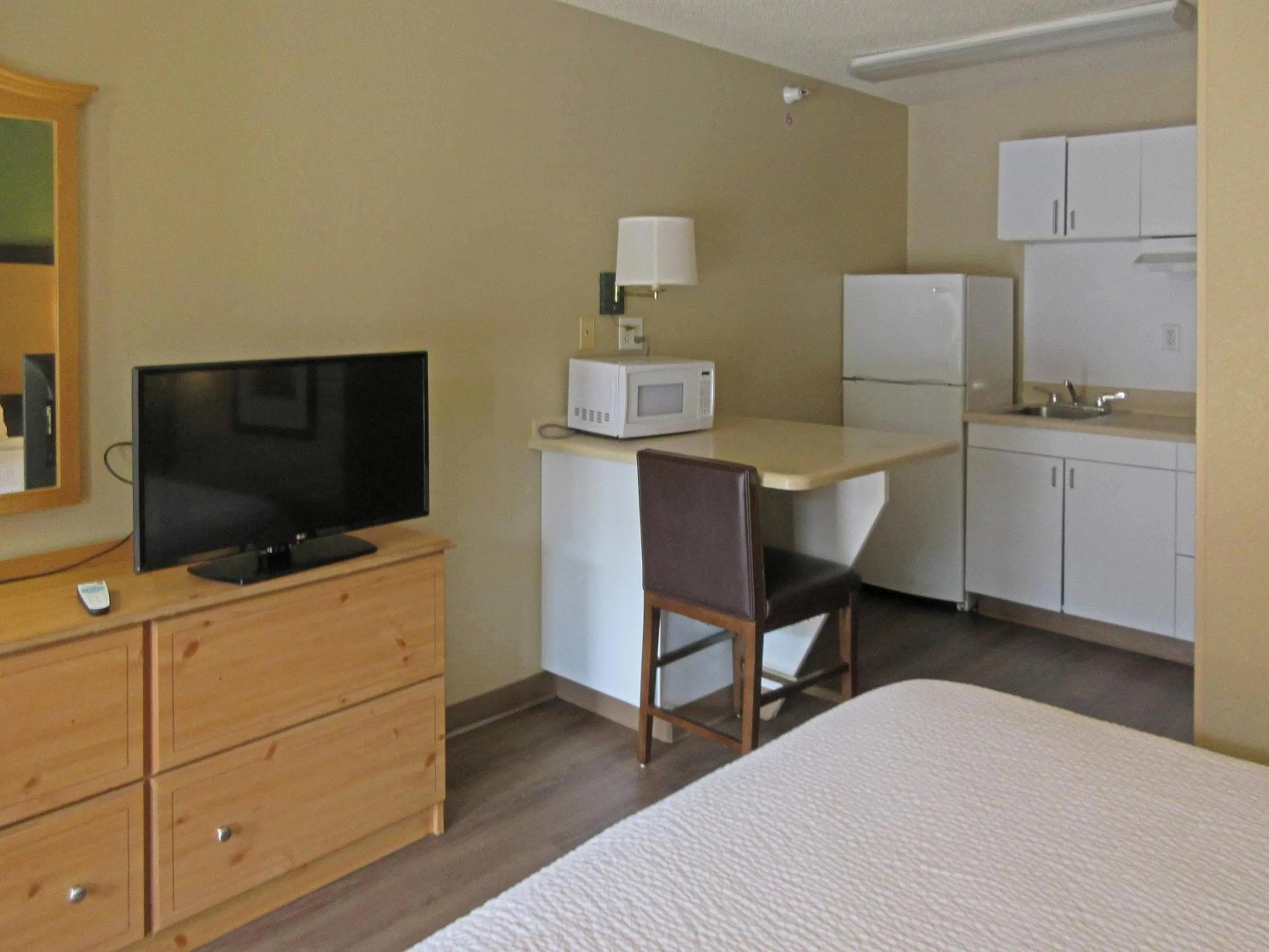 Bedroom, Bed in Suburban Studios Raleigh - Crabtree Valley