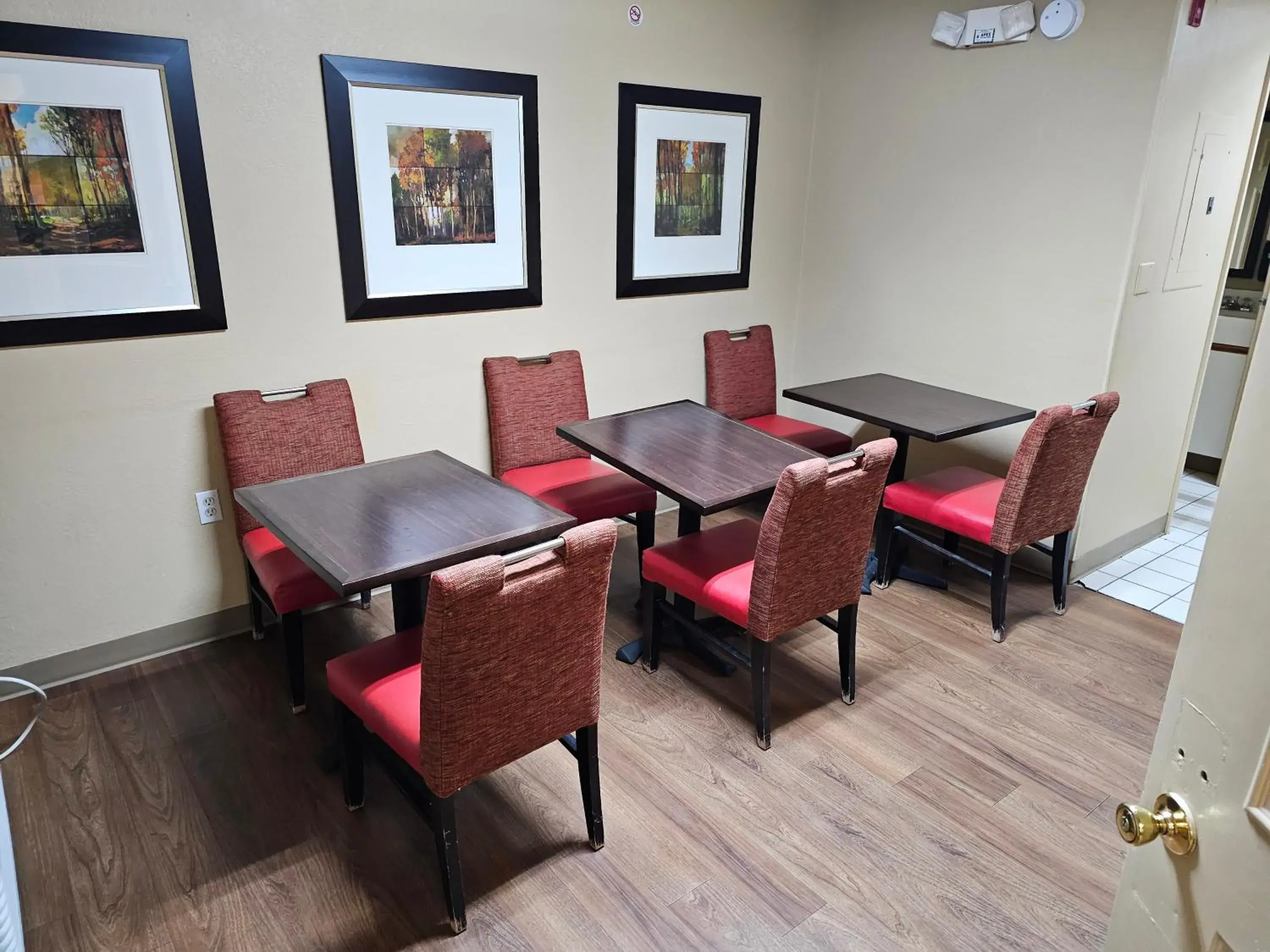 Breakfast in Suburban Studios Raleigh - Crabtree Valley Breakfast in Suburban Studios Raleigh - Crabtree Valley