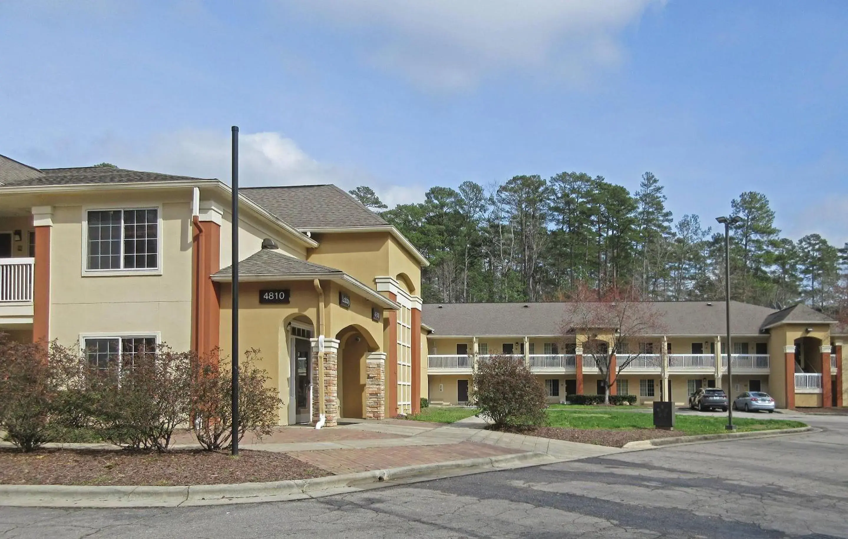 Property building in Suburban Studios Raleigh - Crabtree Valley Property building in Suburban Studios Raleigh - Crabtree Valley