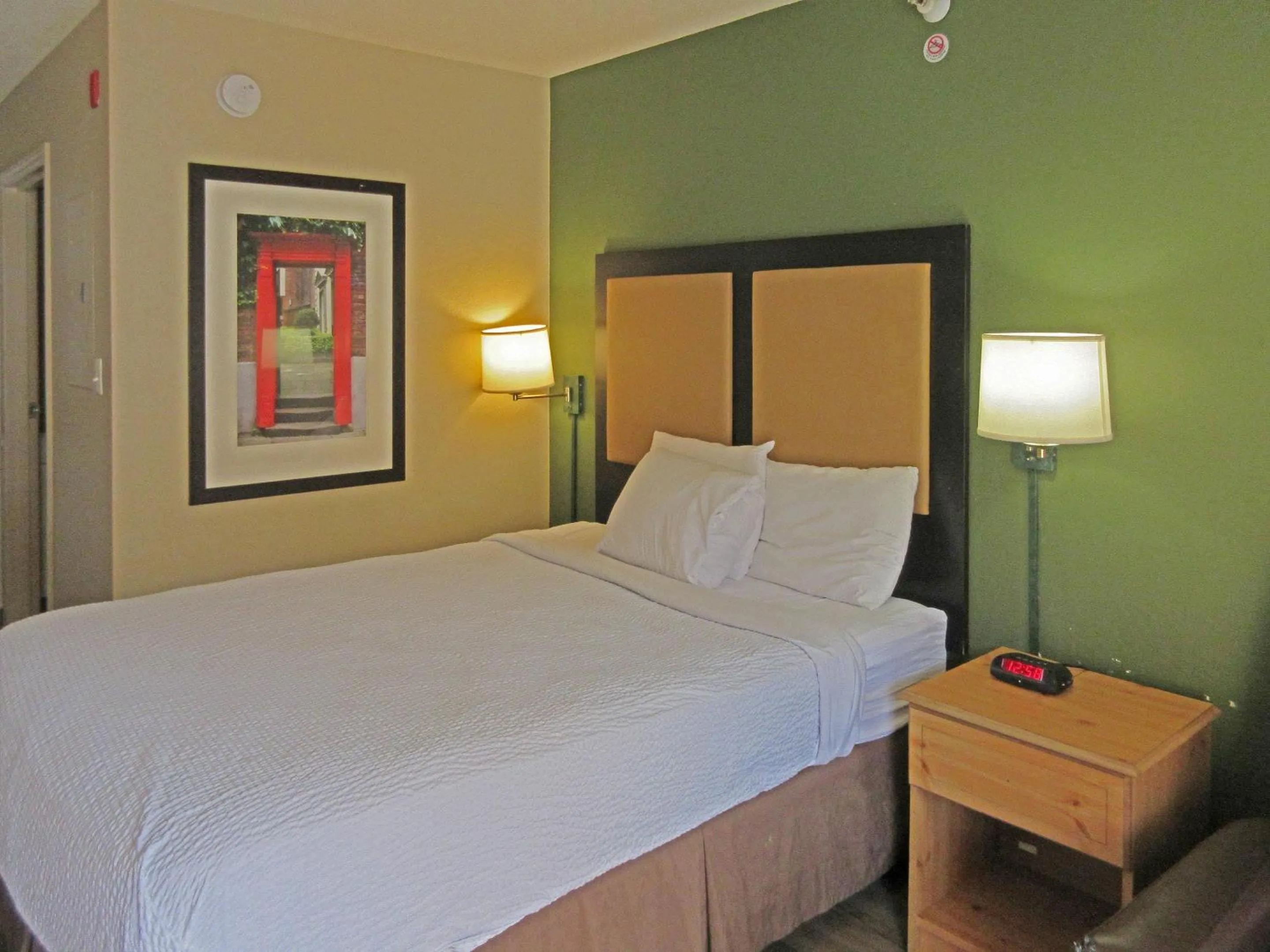 Bedroom, Bed in Suburban Studios Raleigh - Crabtree Valley