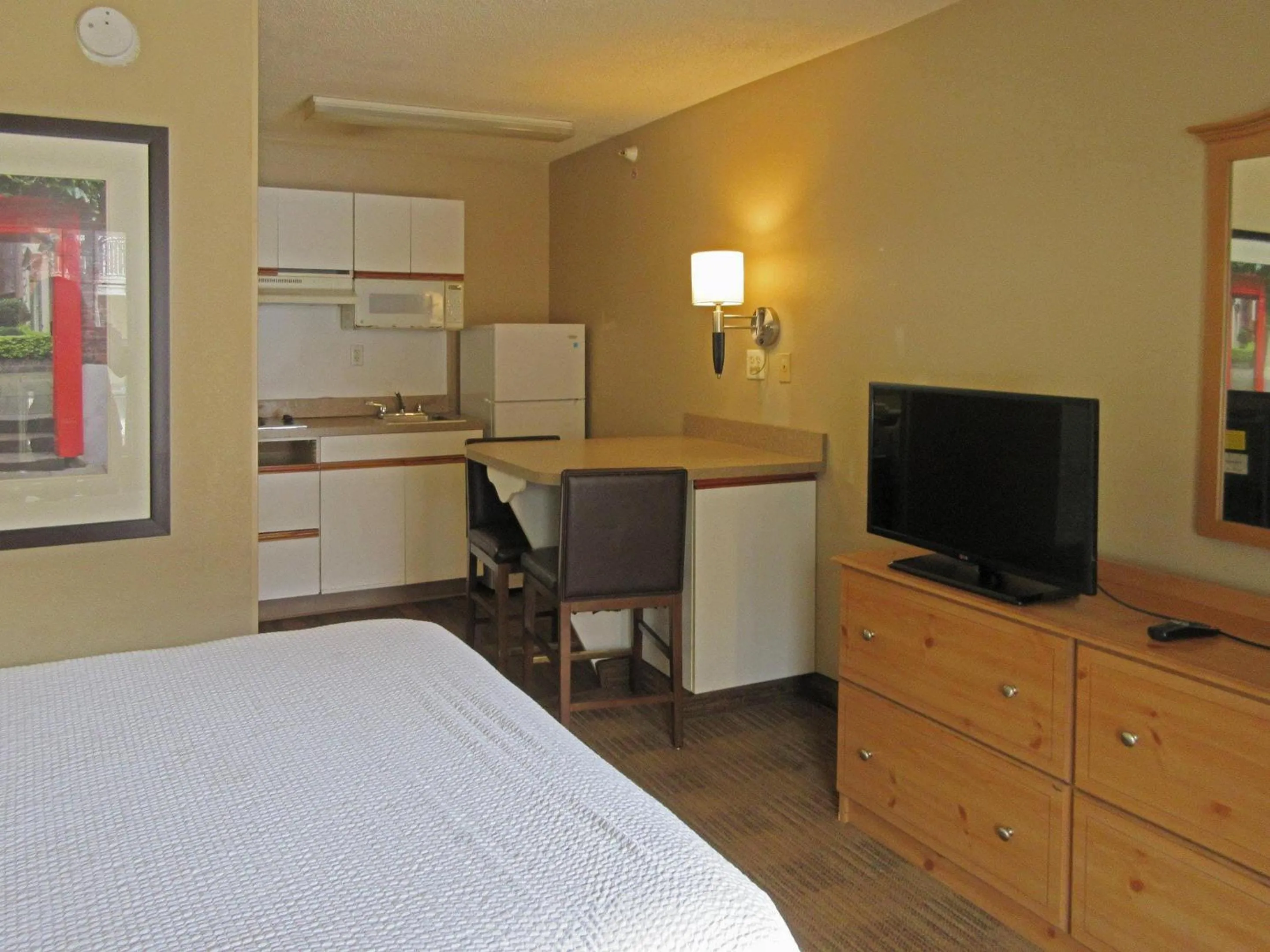 Bedroom, Bed in Suburban Studios Raleigh - Crabtree Valley