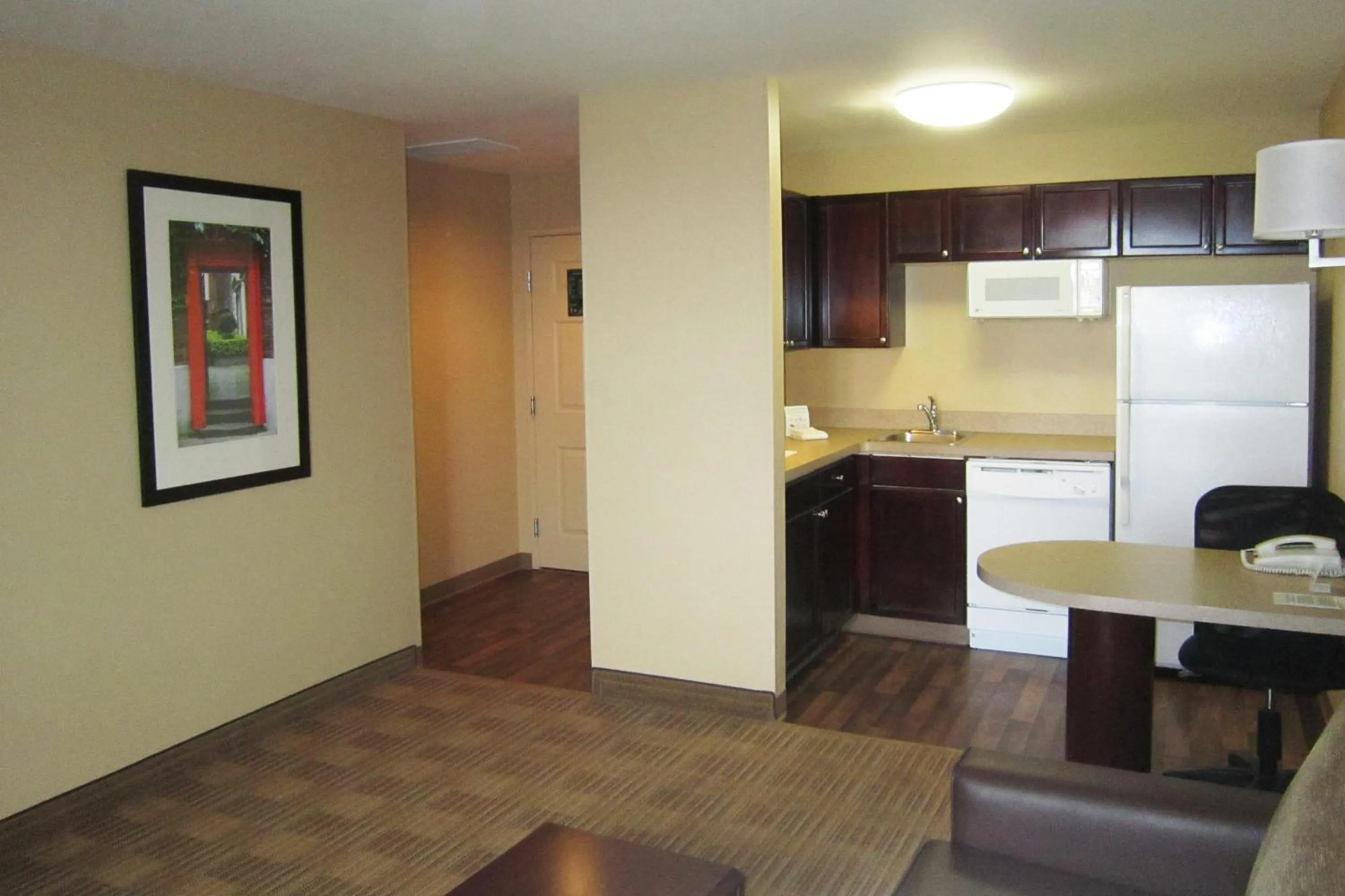 Kitchen or kitchenette in Extended Stay America Suites - Raleigh - RTP - 4919 Miami Blvd