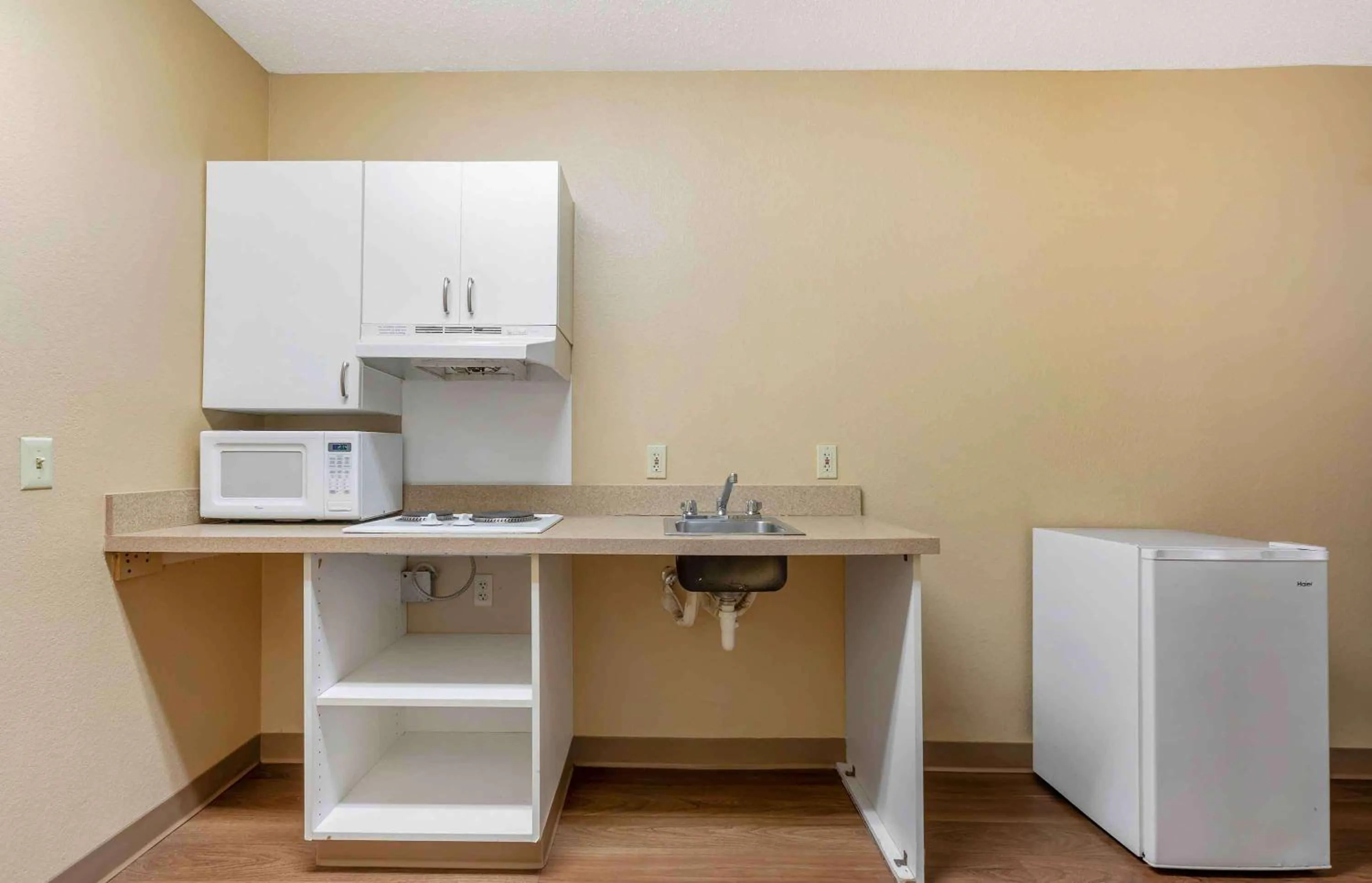 Kitchen or kitchenette in Extended Stay America Select Suites - Austin - Round Rock - North