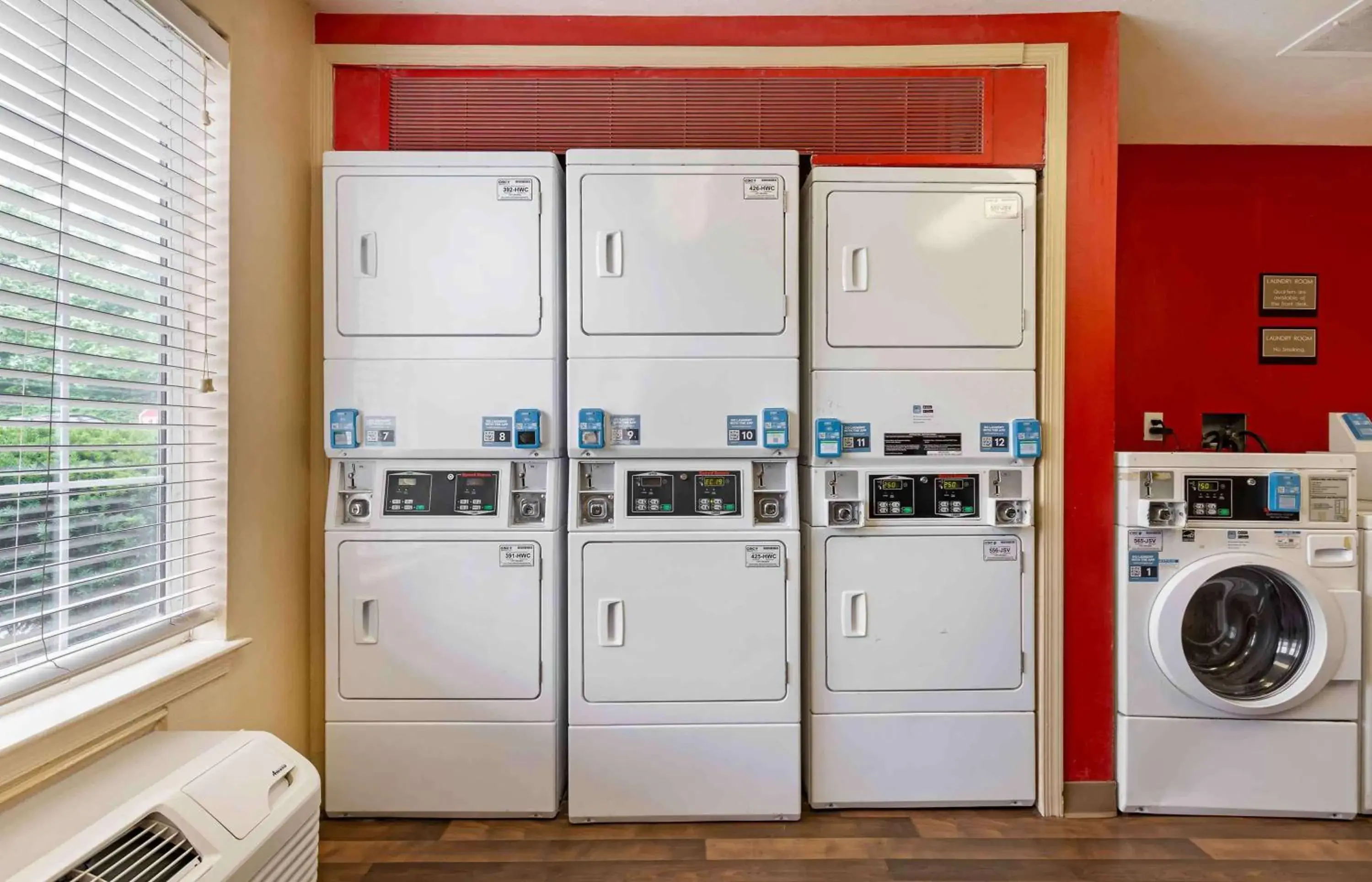 Property building in Extended Stay America Select Suites - Baltimore - BWI Airport - International Dr Property building in Extended Stay America Select Suites - Baltimore - BWI Airport - International Dr