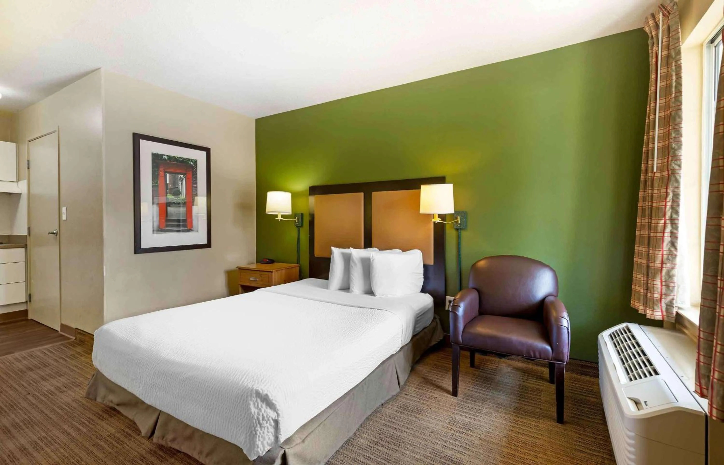 Bedroom, Bed in Extended Stay America Select Suites - Baltimore - BWI Airport - International Dr