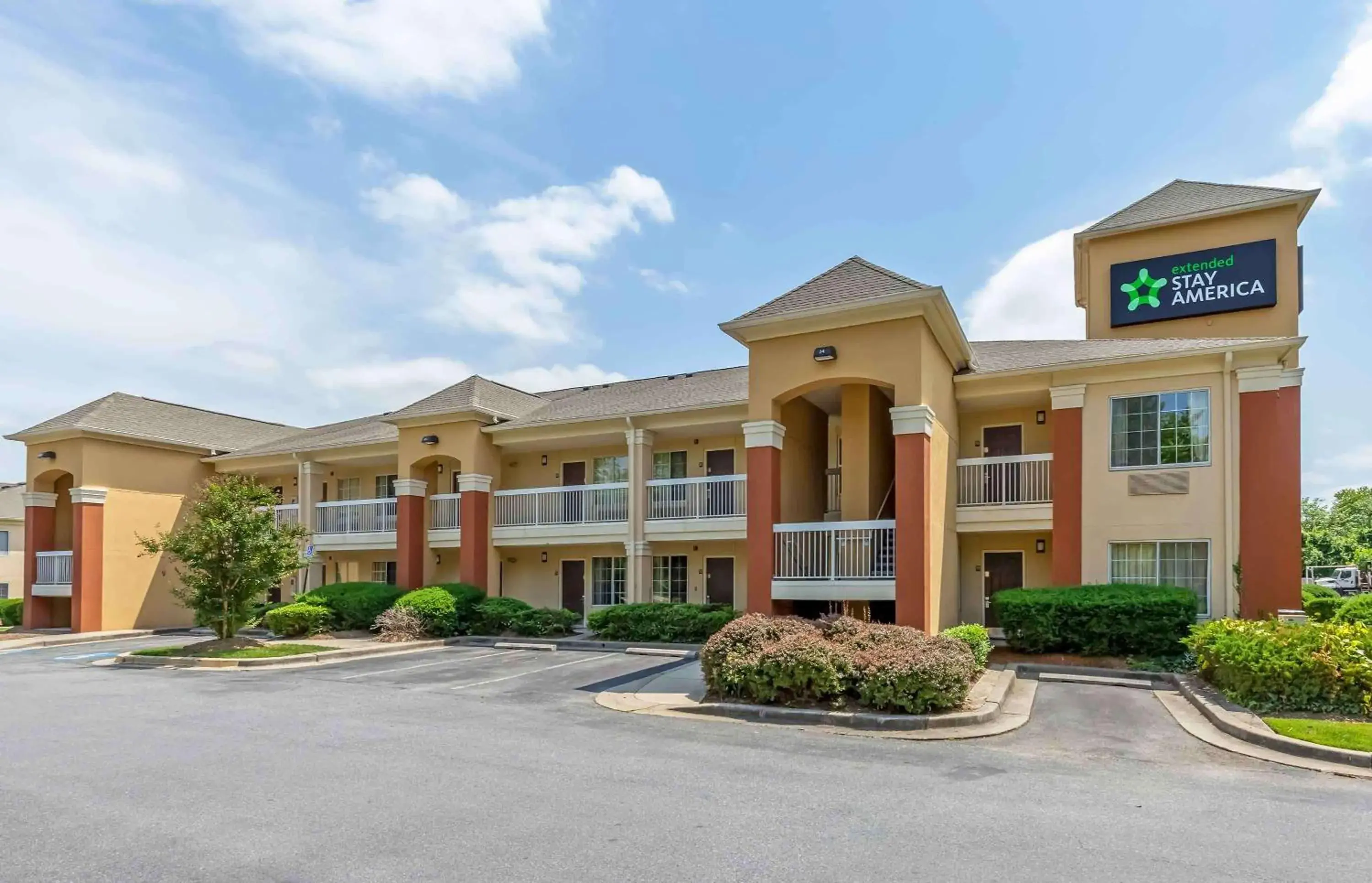 Property building in Extended Stay America Select Suites - Baltimore - BWI Airport - International Dr Property building in Extended Stay America Select Suites - Baltimore - BWI Airport - International Dr