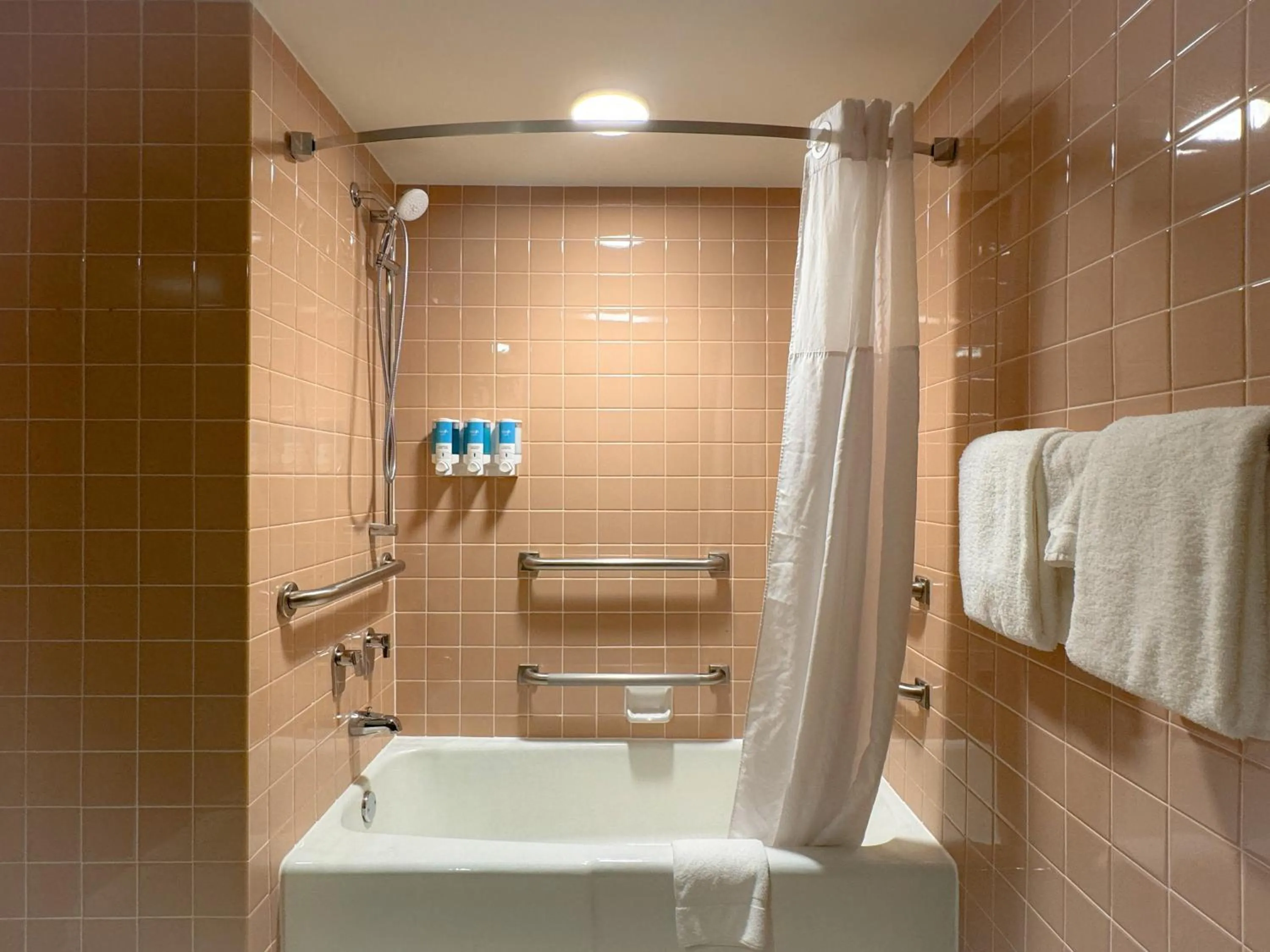 Shower in Heritage Inn & Suites St Louis Fenton, Trademark by Wyndham