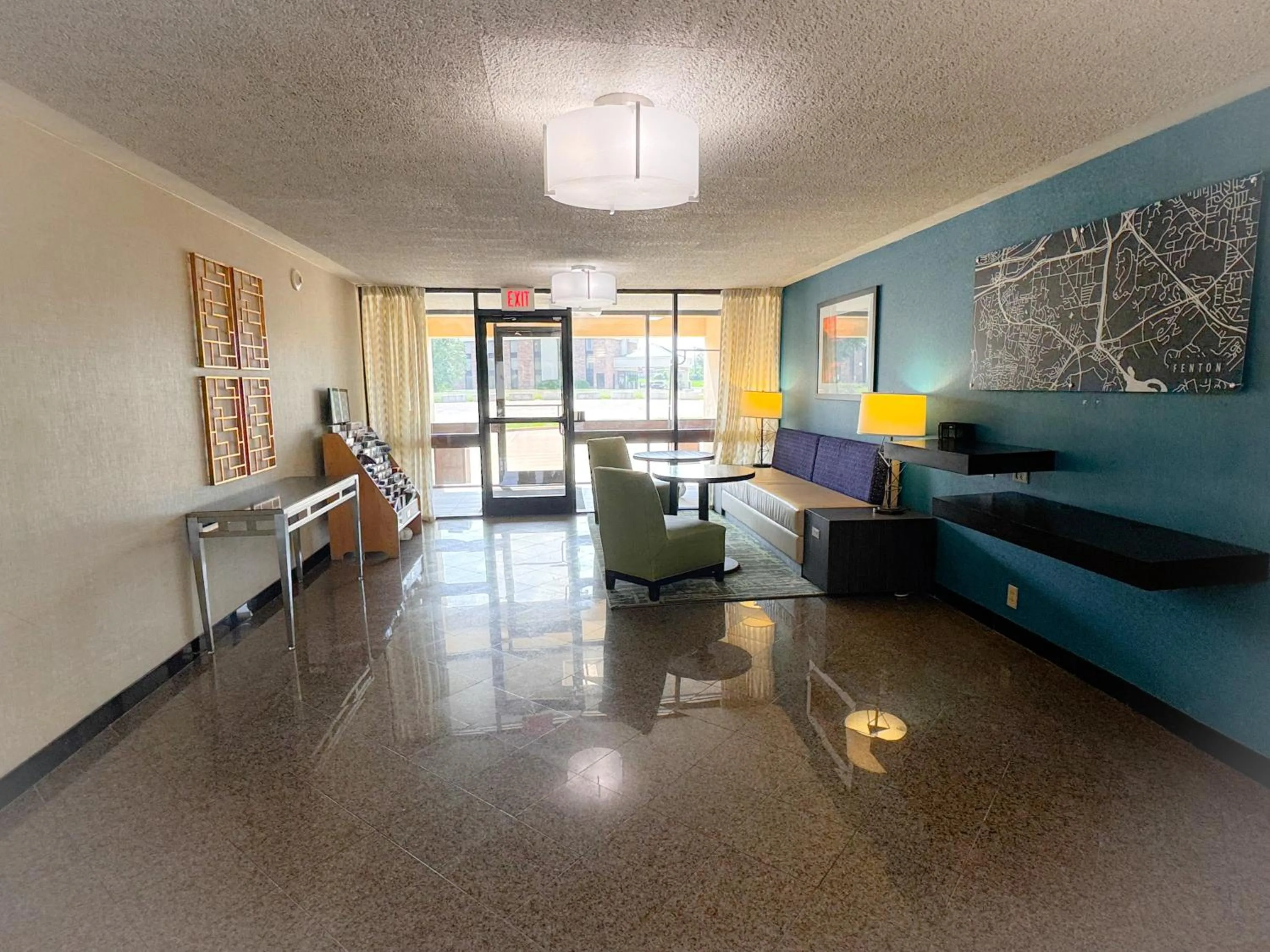 Seating area in Heritage Inn & Suites St Louis Fenton, Trademark by Wyndham