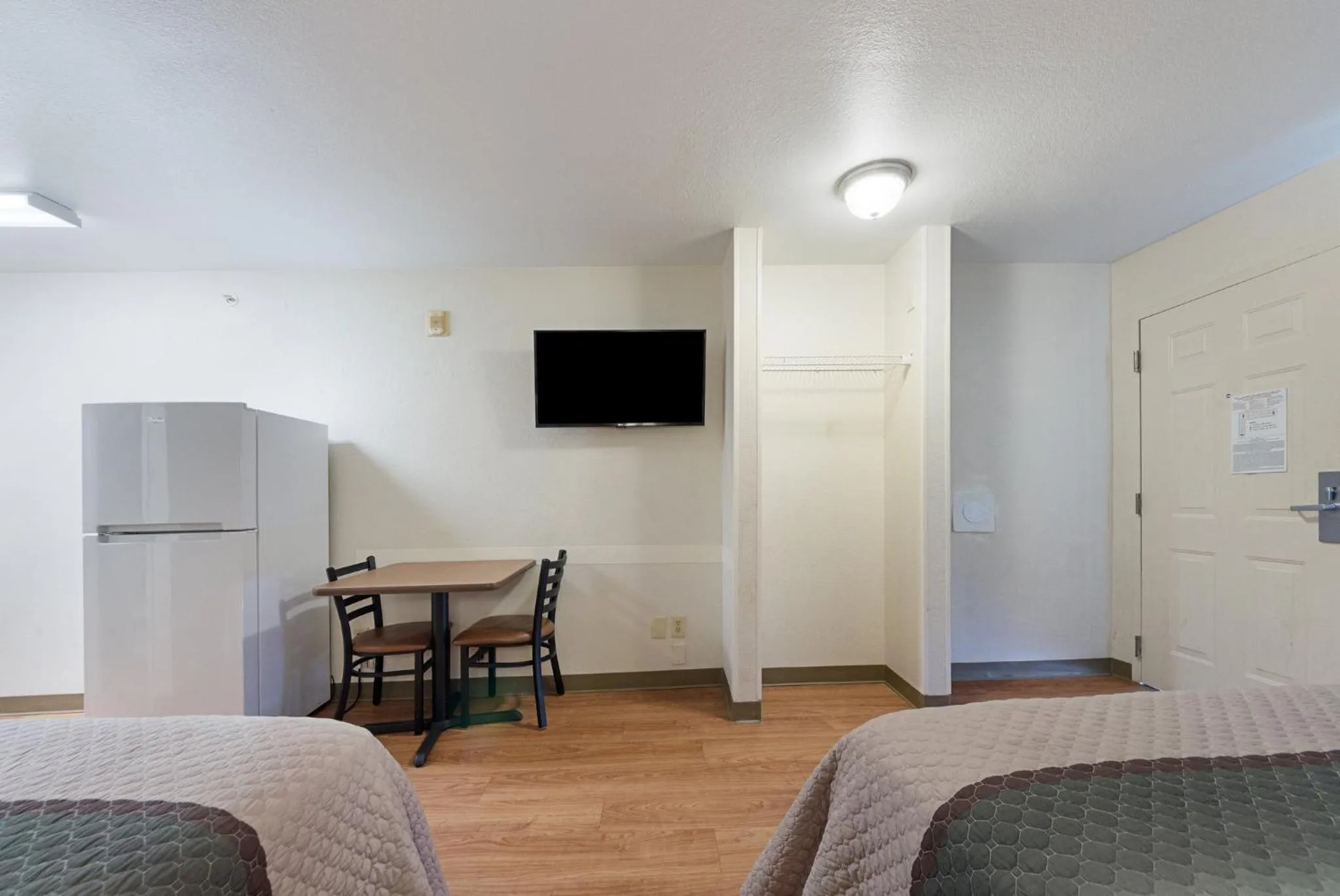 Fitness centre/facilities, Bed in HomeTowne Studios by Red Roof Dallas - Irving