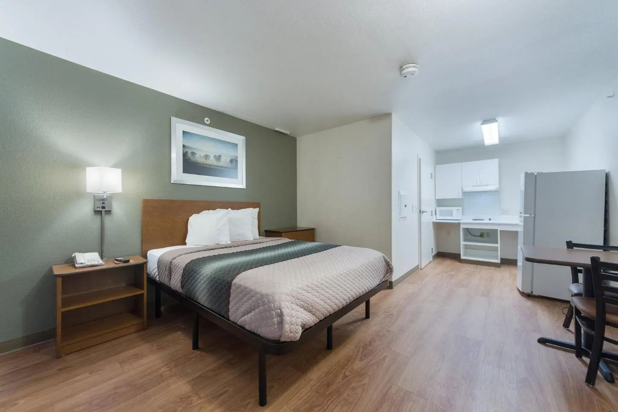 Bedroom, Bed in HomeTowne Studios by Red Roof Dallas - Irving Bedroom, Bed in HomeTowne Studios by Red Roof Dallas - Irving