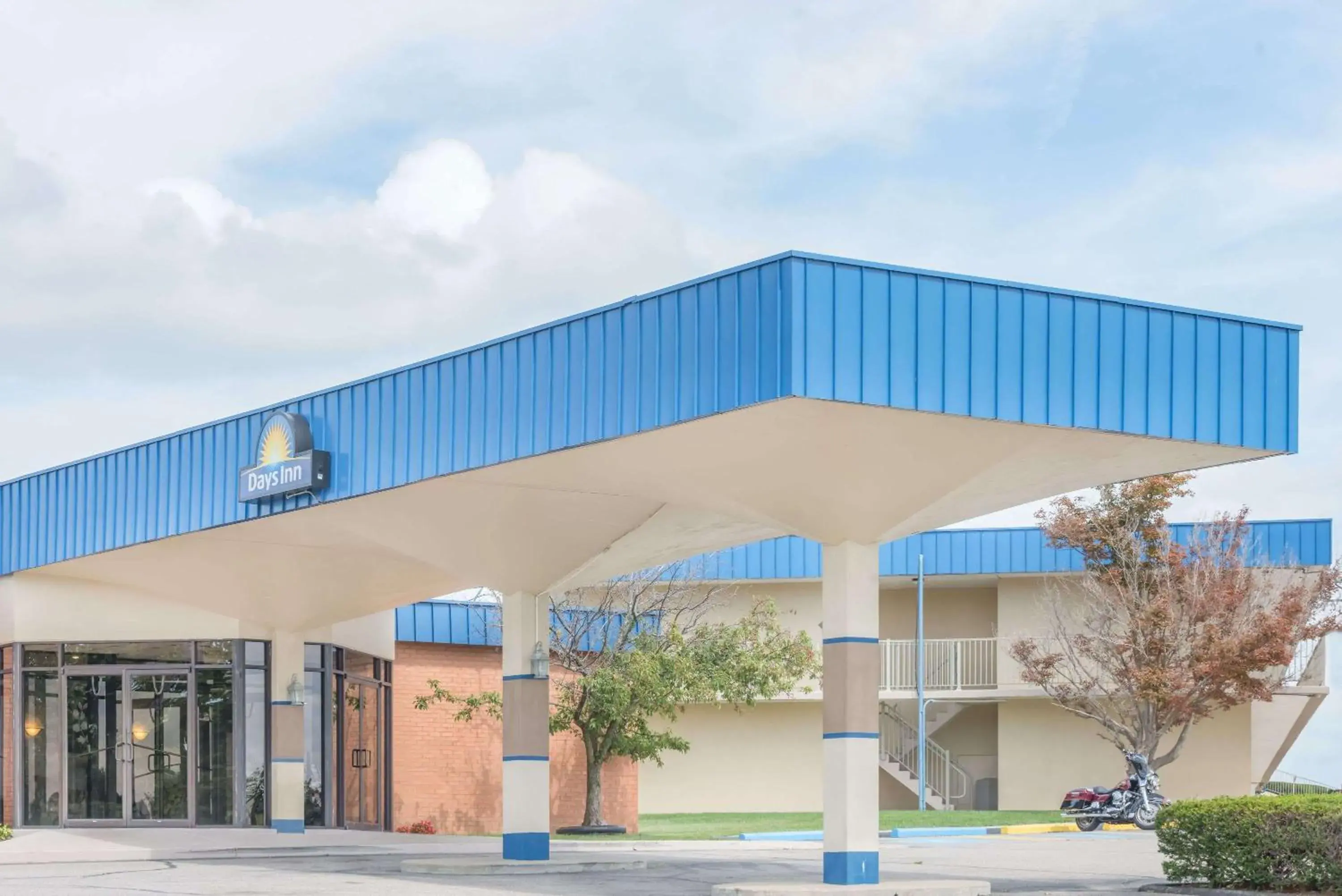 Property building in Days Inn by Wyndham St Clairsville Property building in Days Inn by Wyndham St Clairsville