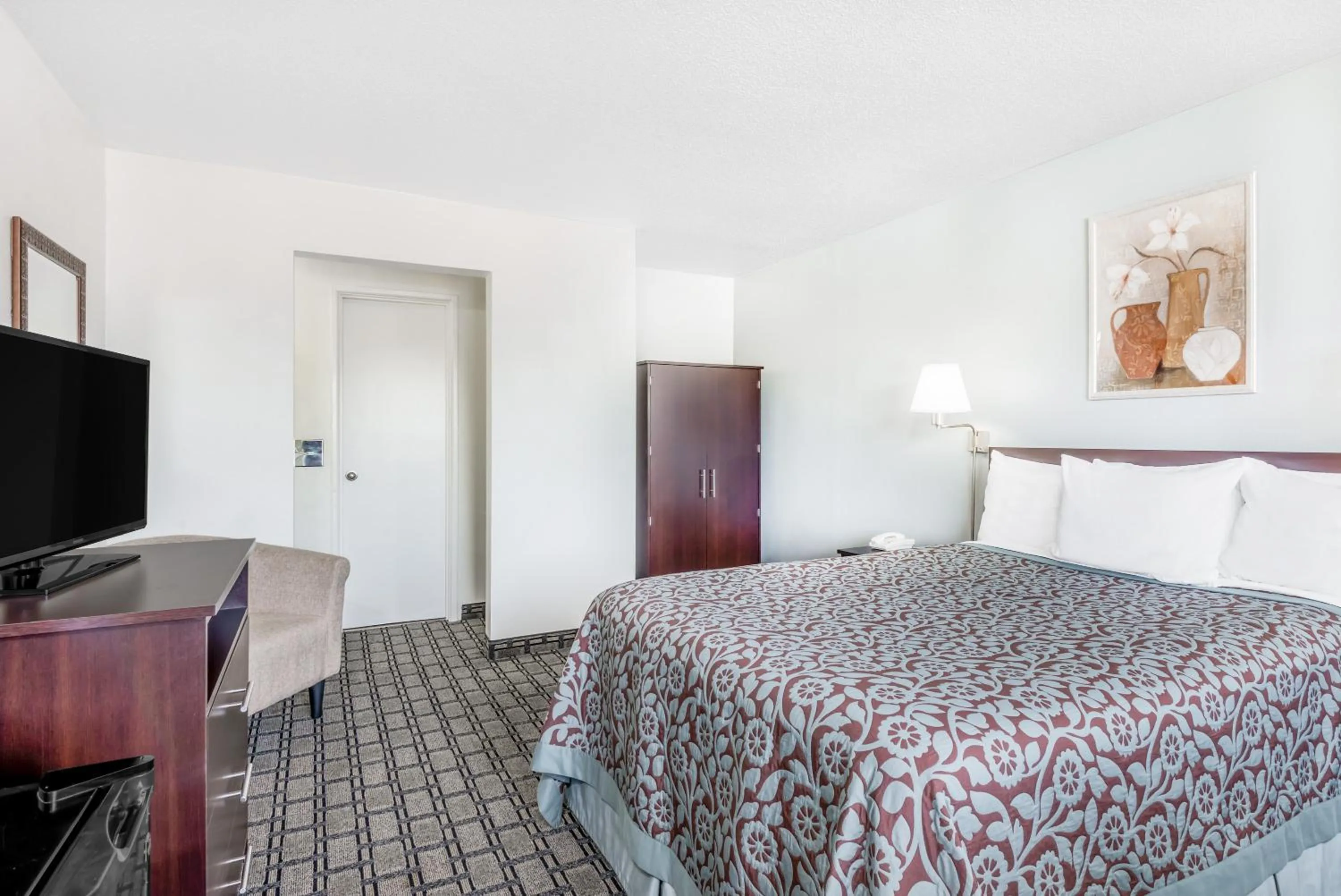 Bed in Days Inn by Wyndham St Clairsville